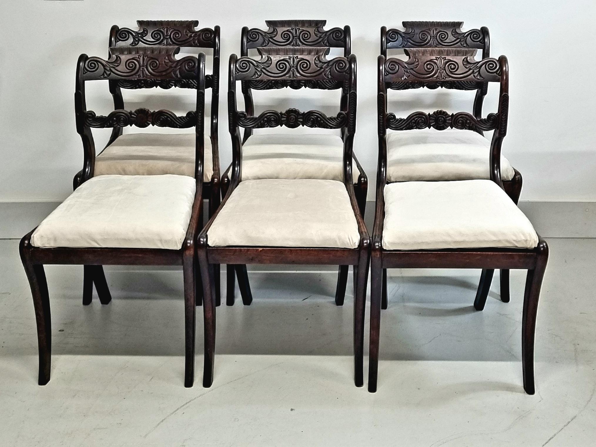 Six chaises de salle à manger anglo-indiennes des années 1820 mettent en valeur l'artisanat indien exquis combiné à l'élégance de la Régence anglaise. Sculptés de fleurs de lotus, symboles de pureté et de divinité, les fauteuils ont un dossier