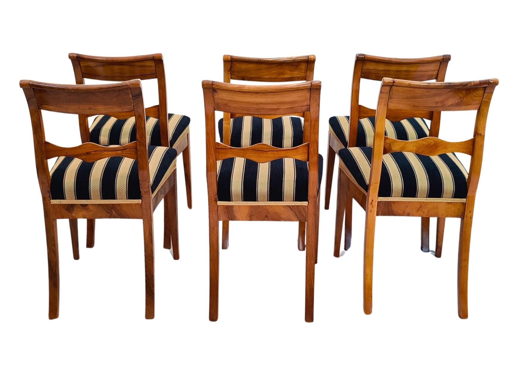 Francese XIX secolo, Set di sei sedie Biedermeier in noce massiccio in vendita