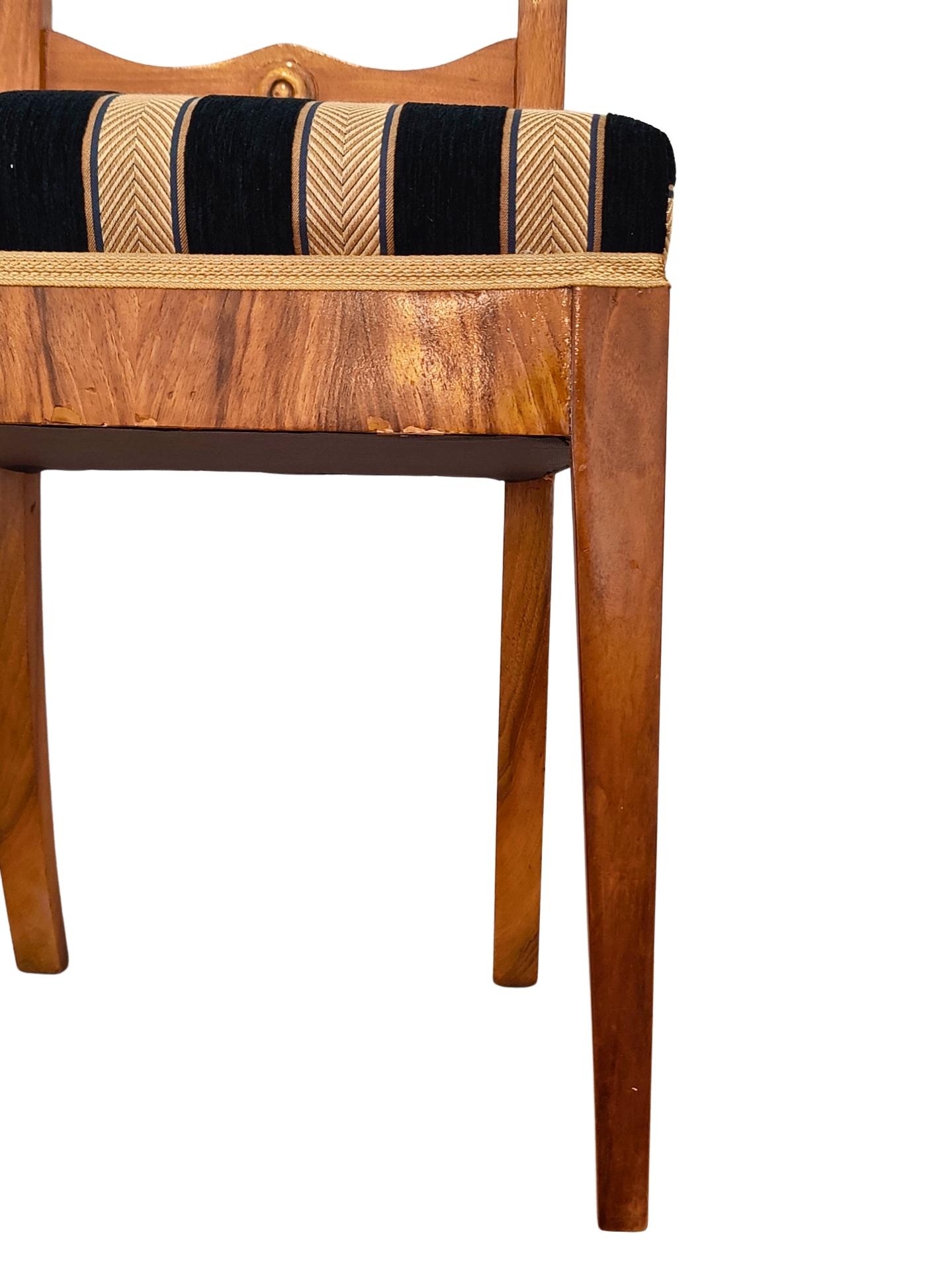 Tappezzeria XIX secolo, Set di sei sedie Biedermeier in noce massiccio in vendita