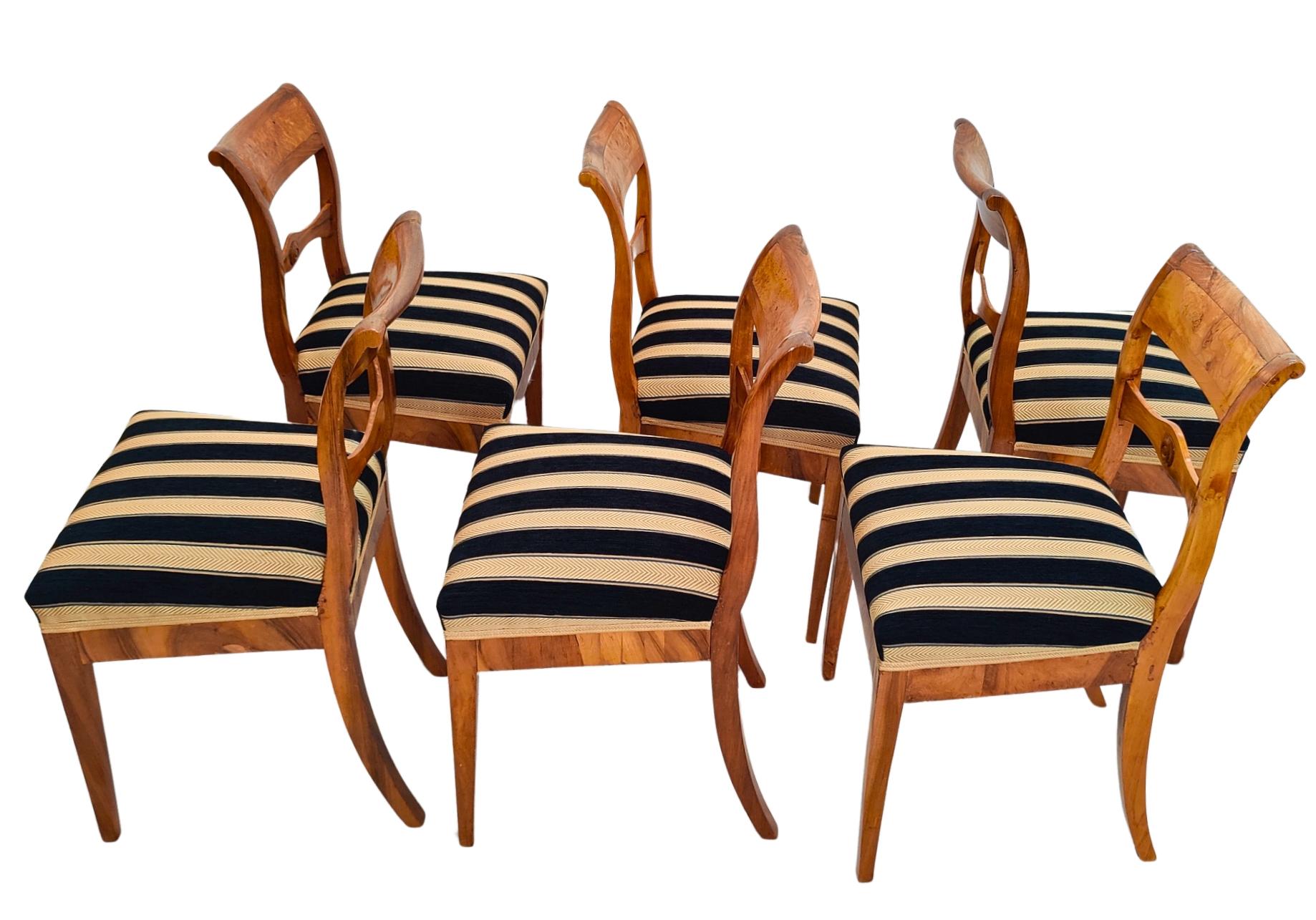 XIX secolo, Set di sei sedie Biedermeier in noce massiccio in vendita 1
