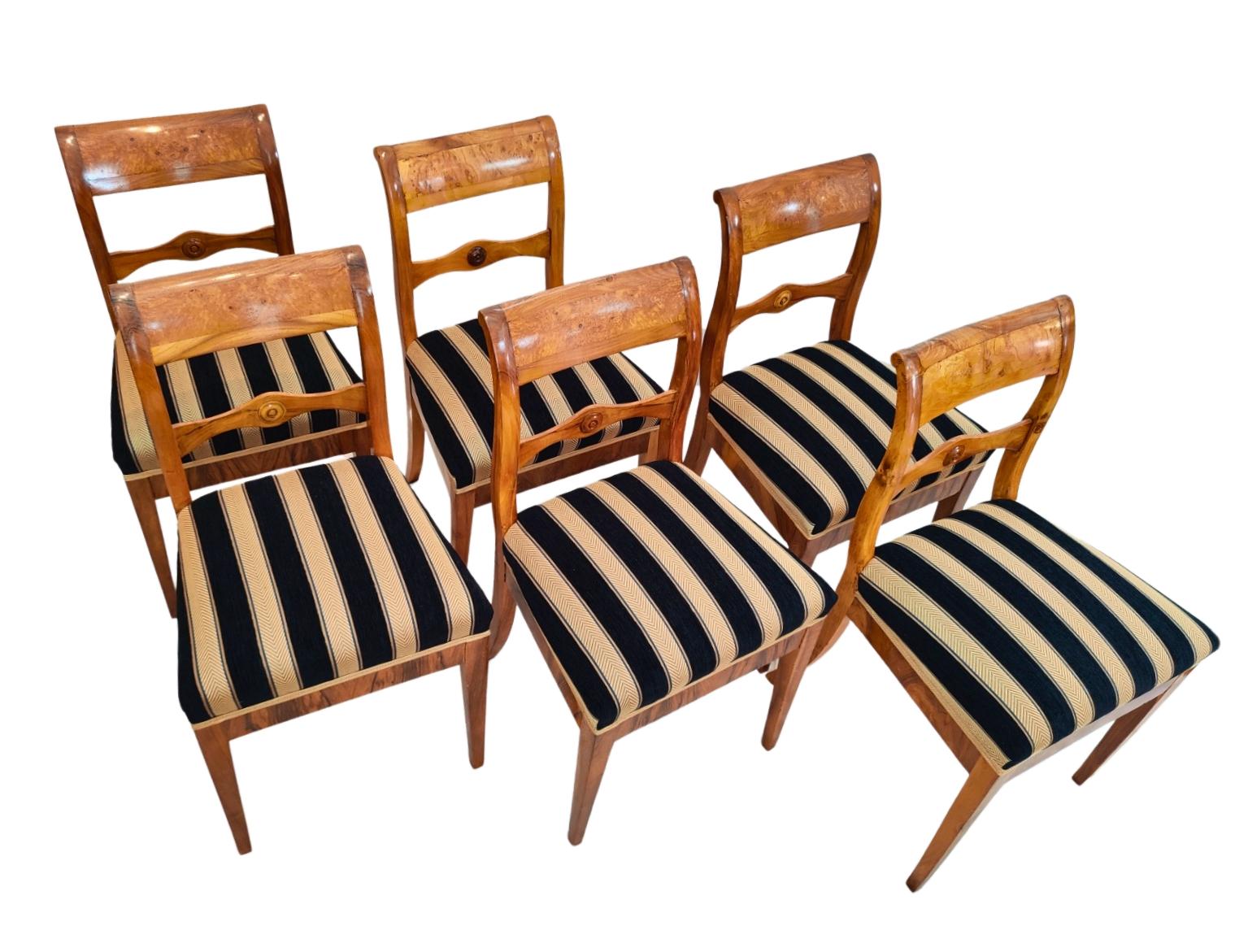 XIX secolo, Set di sei sedie Biedermeier in noce massiccio in vendita 2