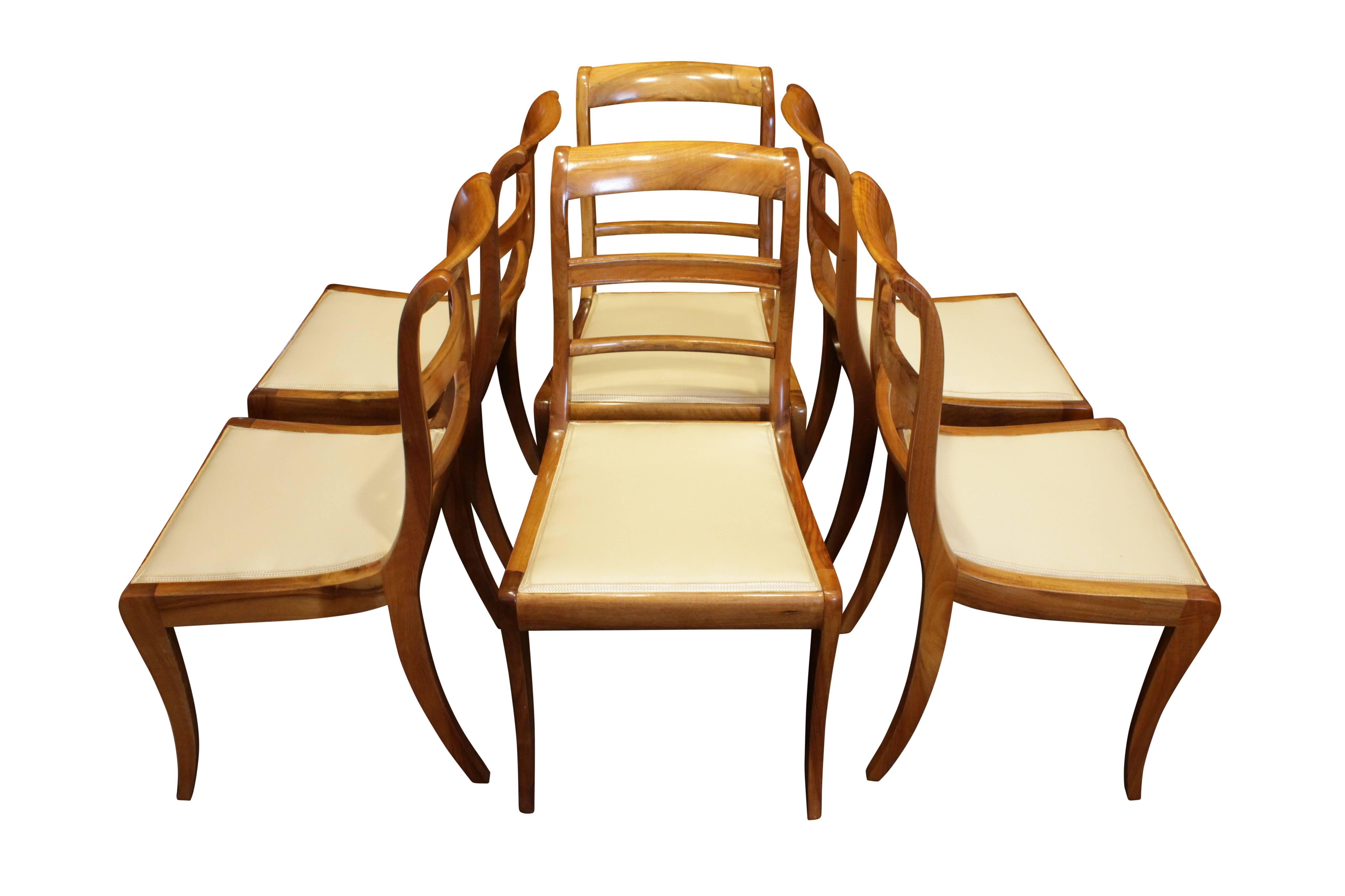 Satz von sechs Stühlen, Biedermeier, massives Nussbaumholz. Die Stühle wurden neu gepolstert. Maße: Sitzhöhe 42 cm.