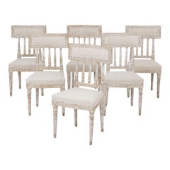 Ensemble de six chaises suédoises d
époque gustavienne du 19e siècle peintes d
origine