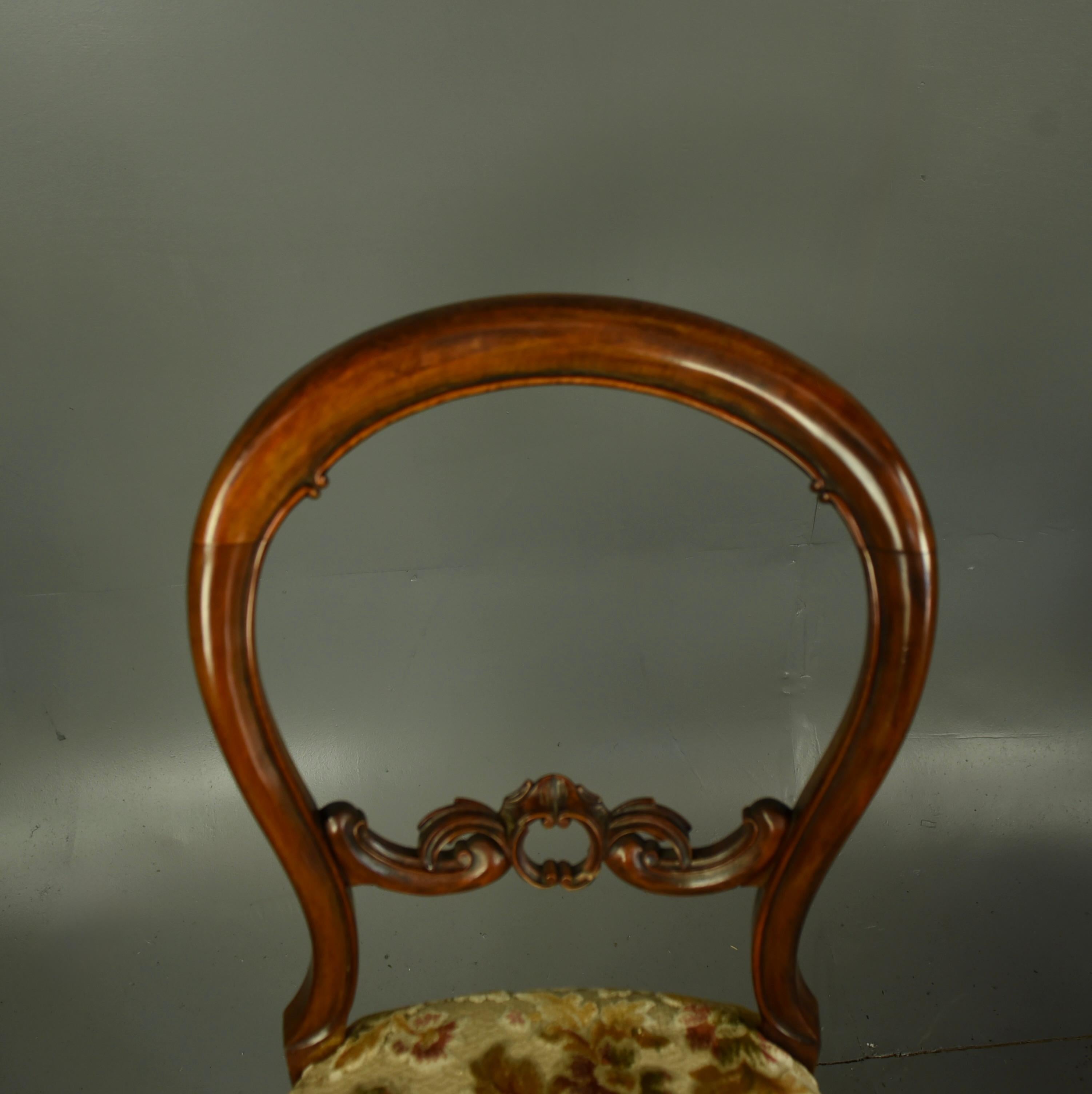 Walnut 19th century set of six walnut dining chairs