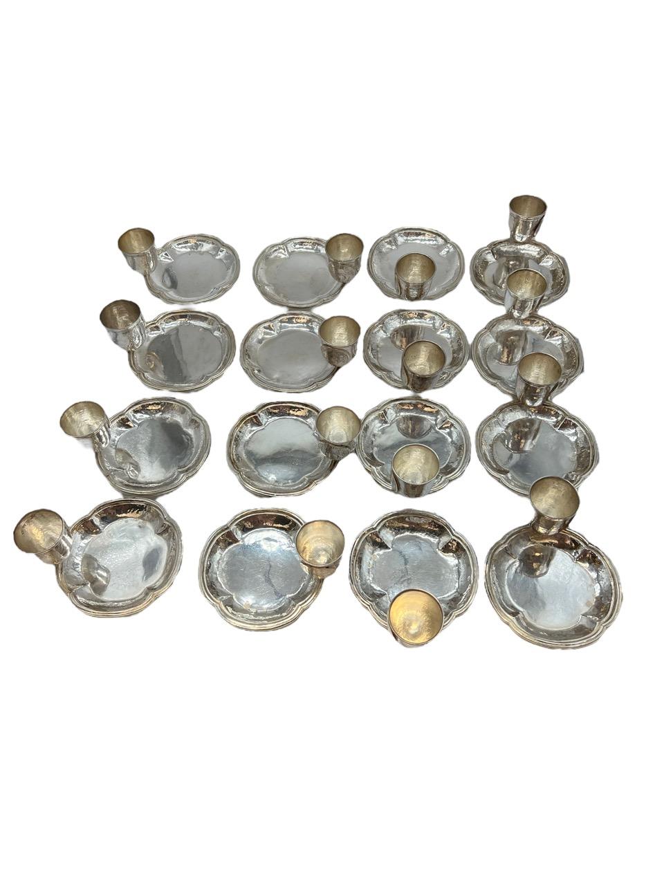Hammered 19th Century Set of Sixteen Spanish Sterling Silver Dishes with Bowl Attached For Sale