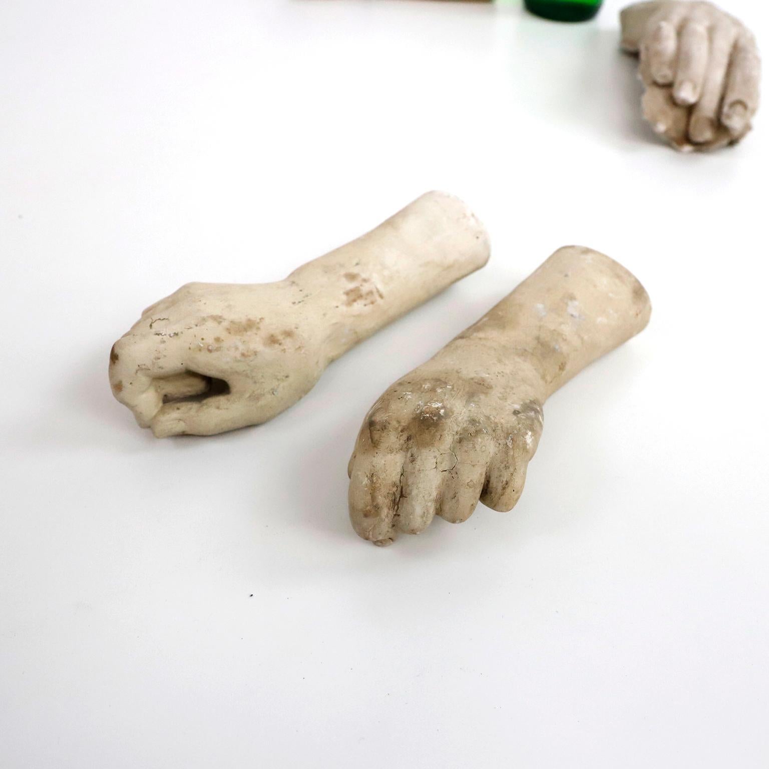Circa 1900. Offriamo questo fantastico set di sculture di santi da studio. Questo set di pezzi apparteneva a uno scultore di figure religiose che utilizzava questi modelli per creare i santi cristiani.
