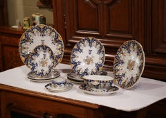 Set di dieci piatti di maiolica francese dipinti del XIX secolo provenienti dalla Normandia