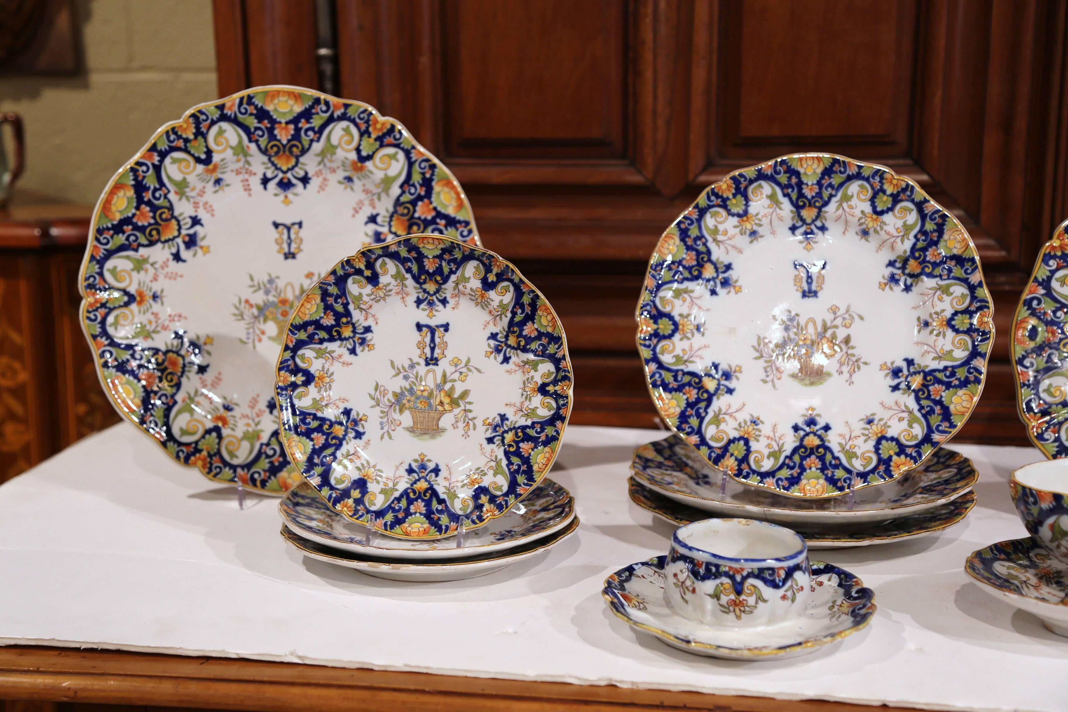 Français Ensemble de dix assiettes et plats en faïence peinte de Normandie, 19e siècle en vente