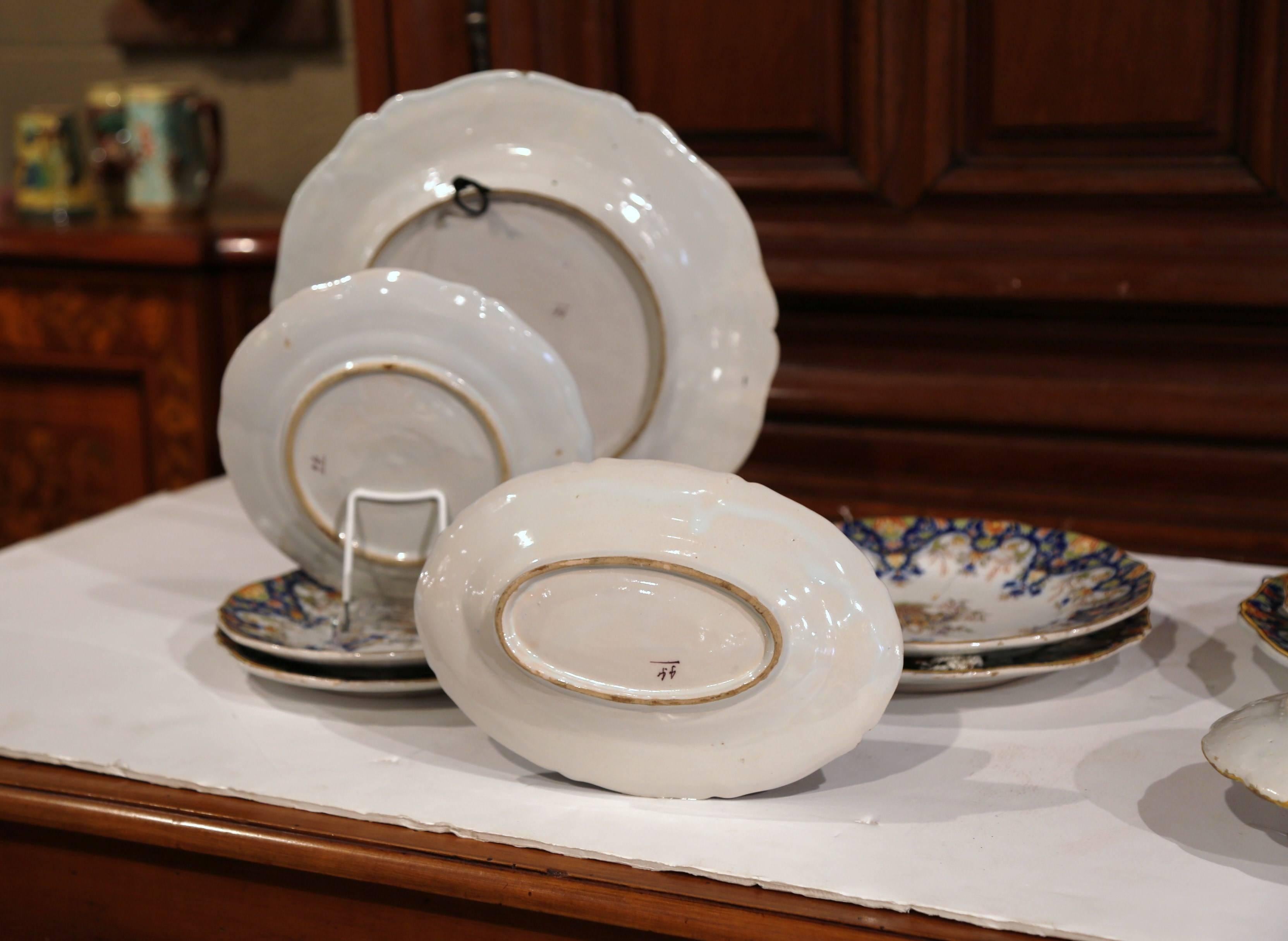 Ensemble de dix assiettes et plats en faïence peinte de Normandie, 19e siècle en vente 2