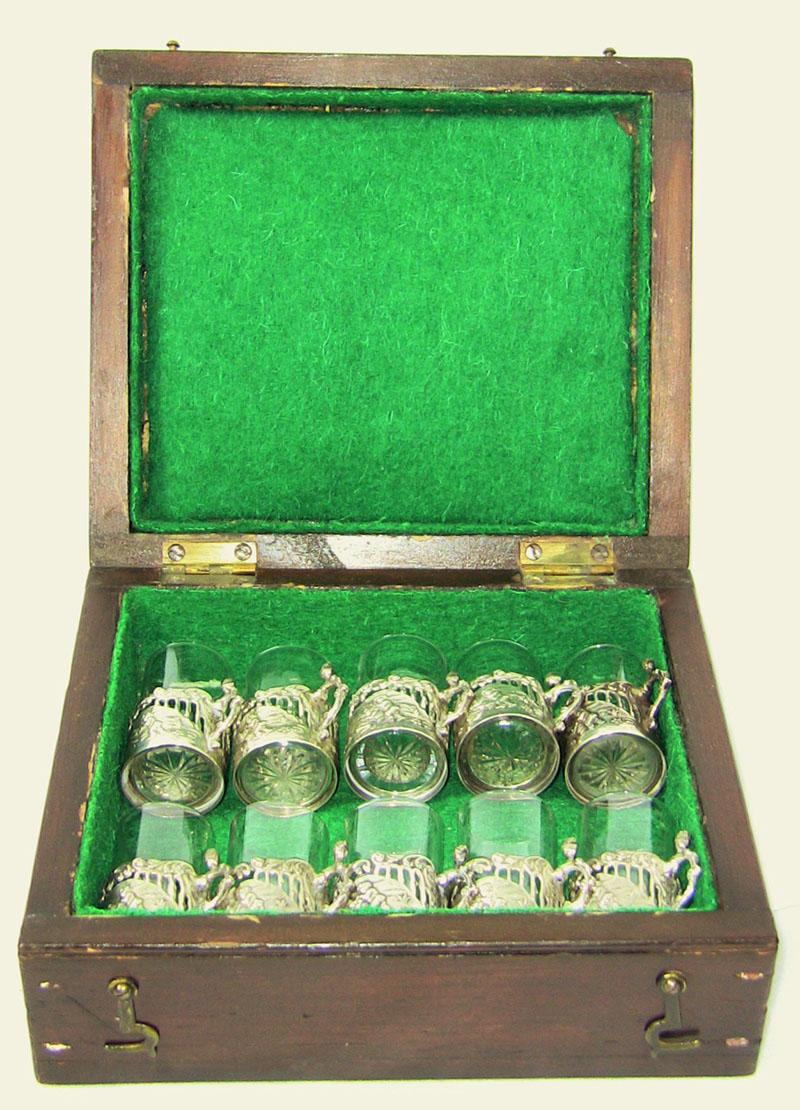 Yes, shot glasses existed in 1898!
They were more likely used, however, for hot port instead of ‘Jaeger’! LOL
Gloriously rare!
Still in their original box and all 100% intact and in immaculate condition!!
The shot glasses are held in a solid