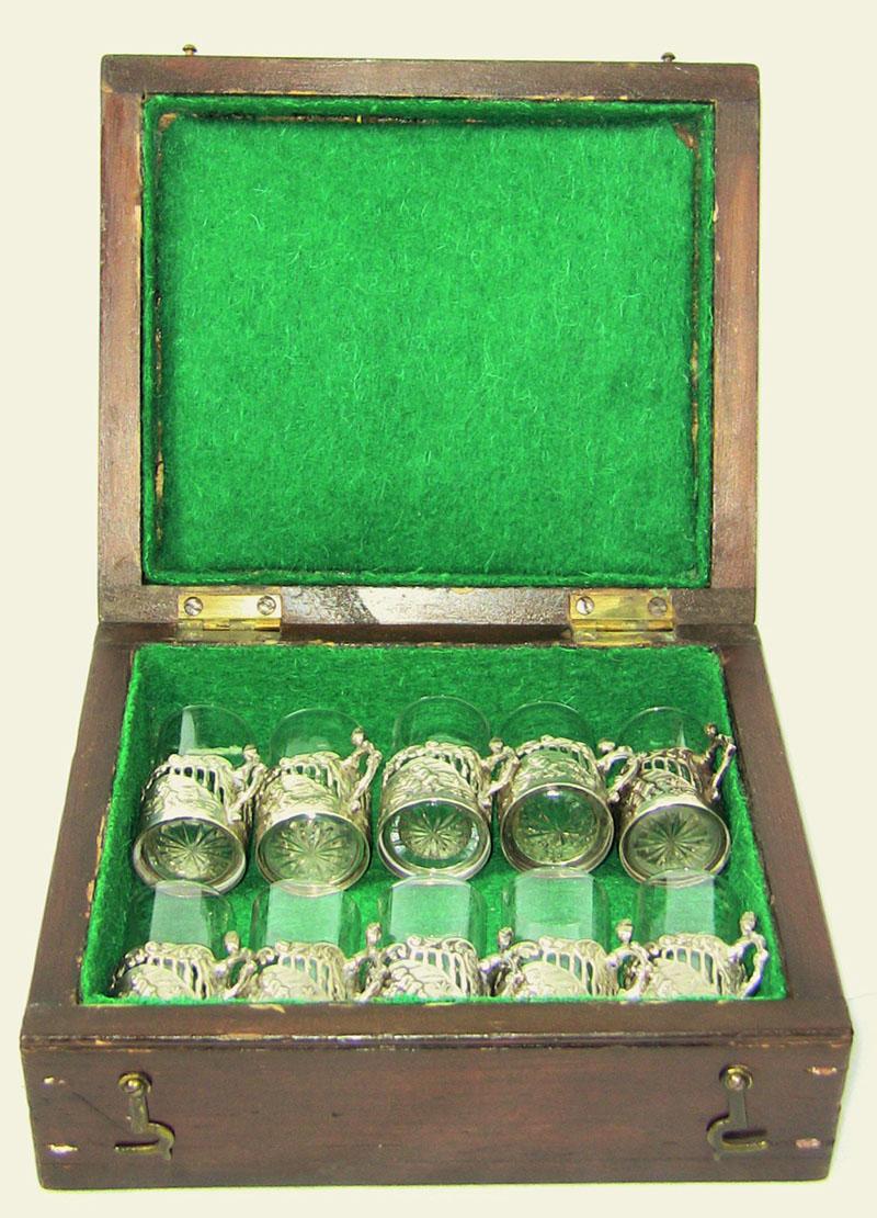 Yes, shot glasses existed in 1898!
They were more likely used, however, for hot port instead of ‘Jaeger’! LOL
Gloriously rare!
Still in their original box and all 100% intact and in immaculate condition!!
The shot glasses are held in a solid