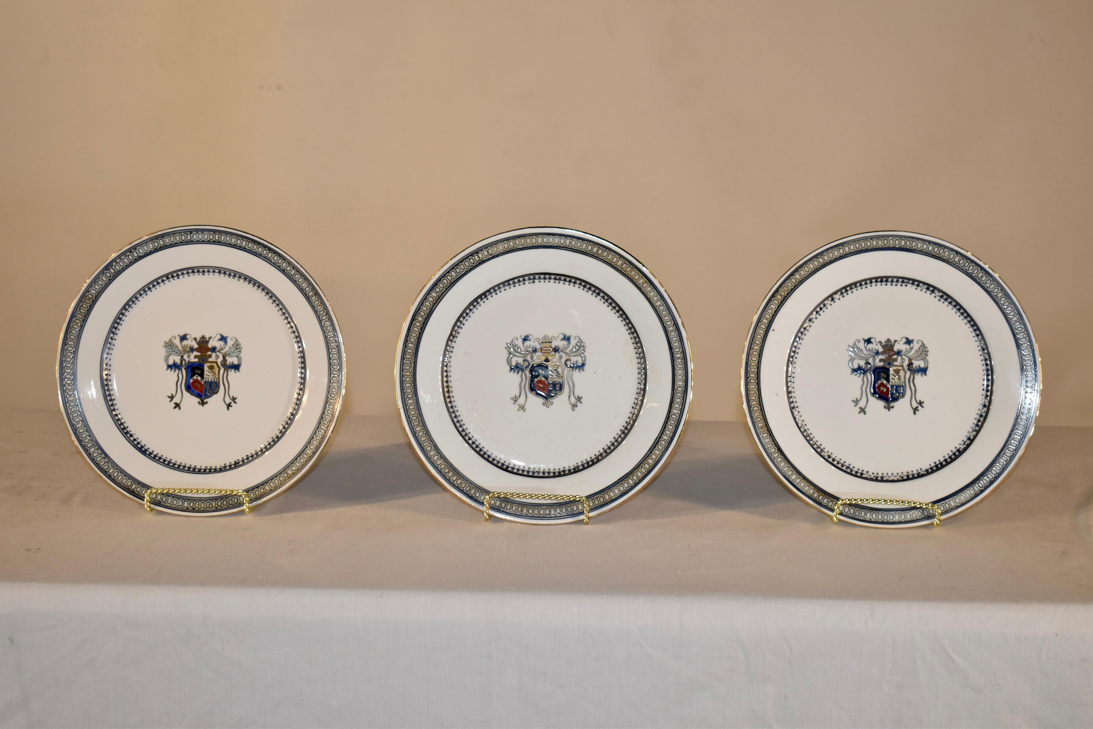 Set di tre piatti armoriali del XIX secolo in vendita 4