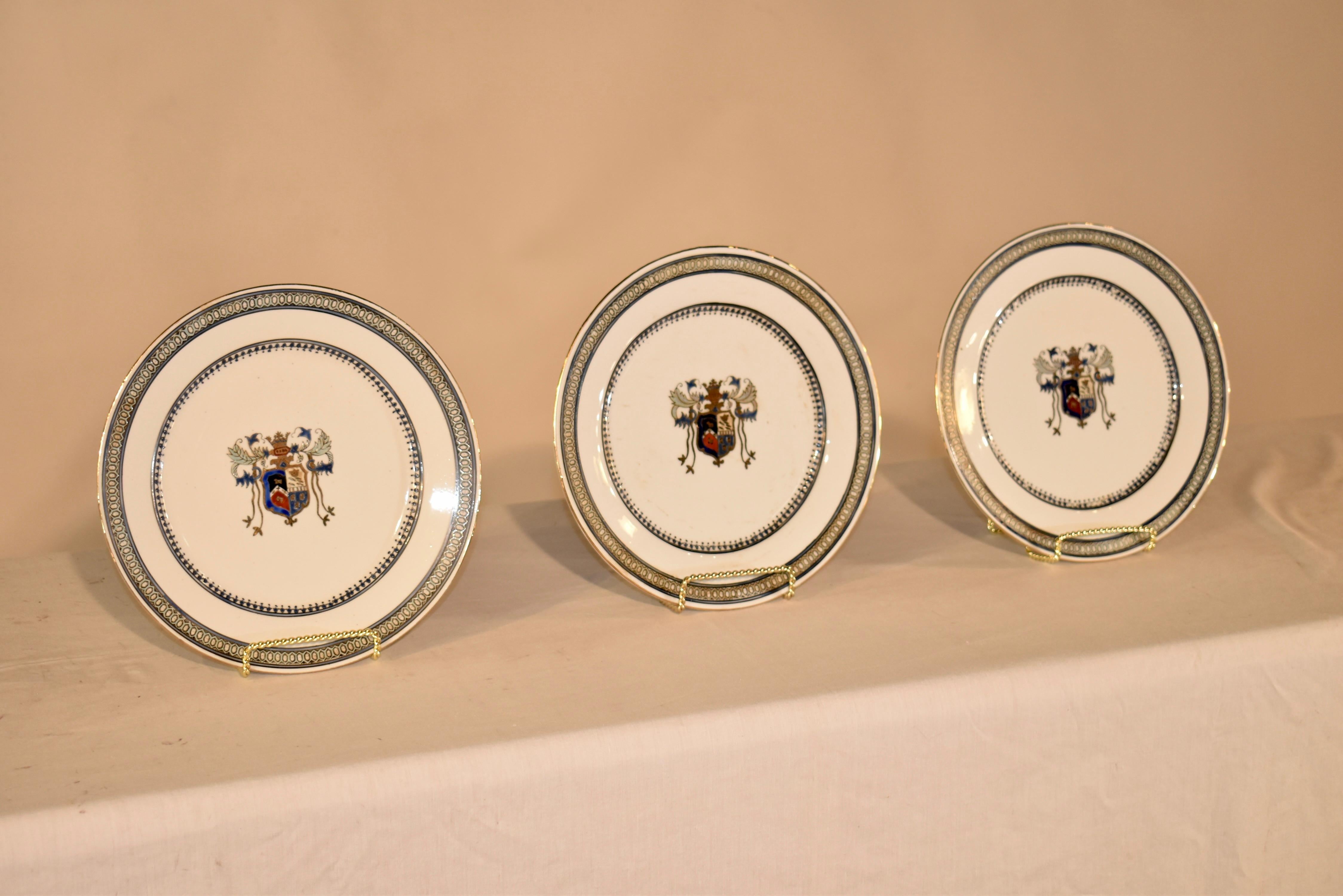 Set di tre piatti armoriali del XIX secolo in vendita 6