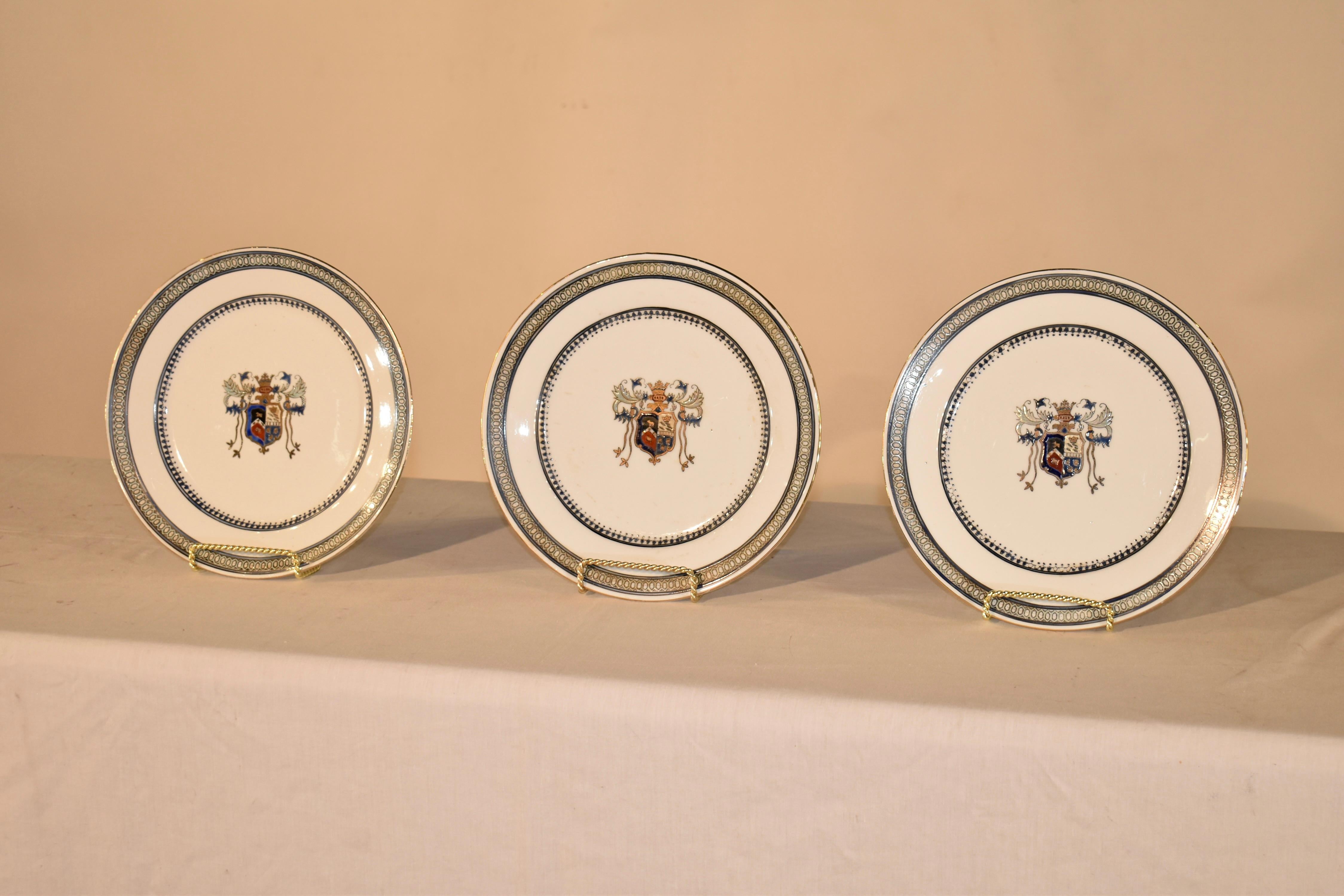 Set di tre piatti armoriali in pietra ferrosa del XIX secolo provenienti dall'Inghilterra.  

I piatti hanno un bordo blu navy e oro, che circonda un singolo stemma in belle tonalità di rosso, blu e nero.  

Questi piatti sono bellissimi e si