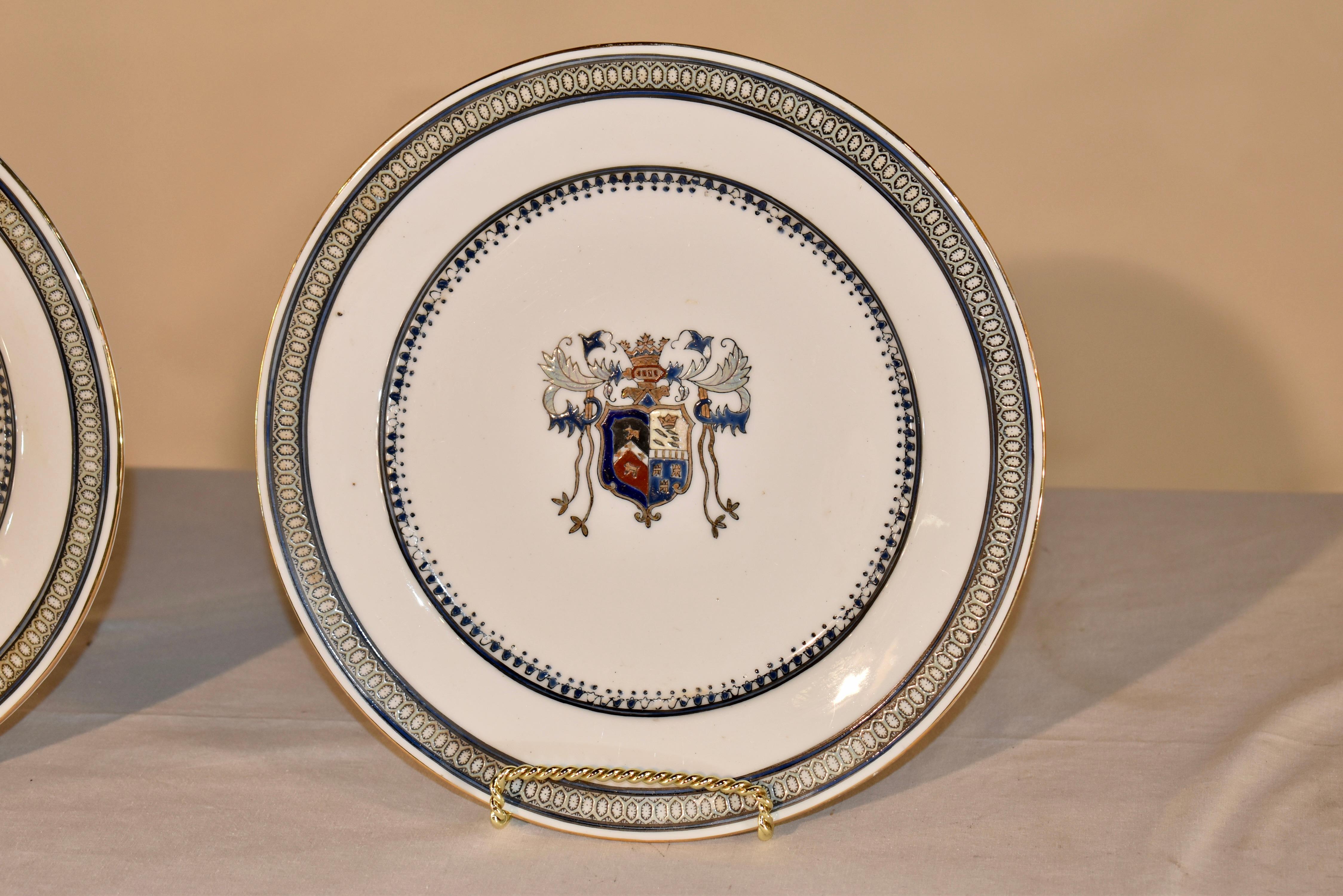 Dipinto a mano Set di tre piatti armoriali del XIX secolo in vendita