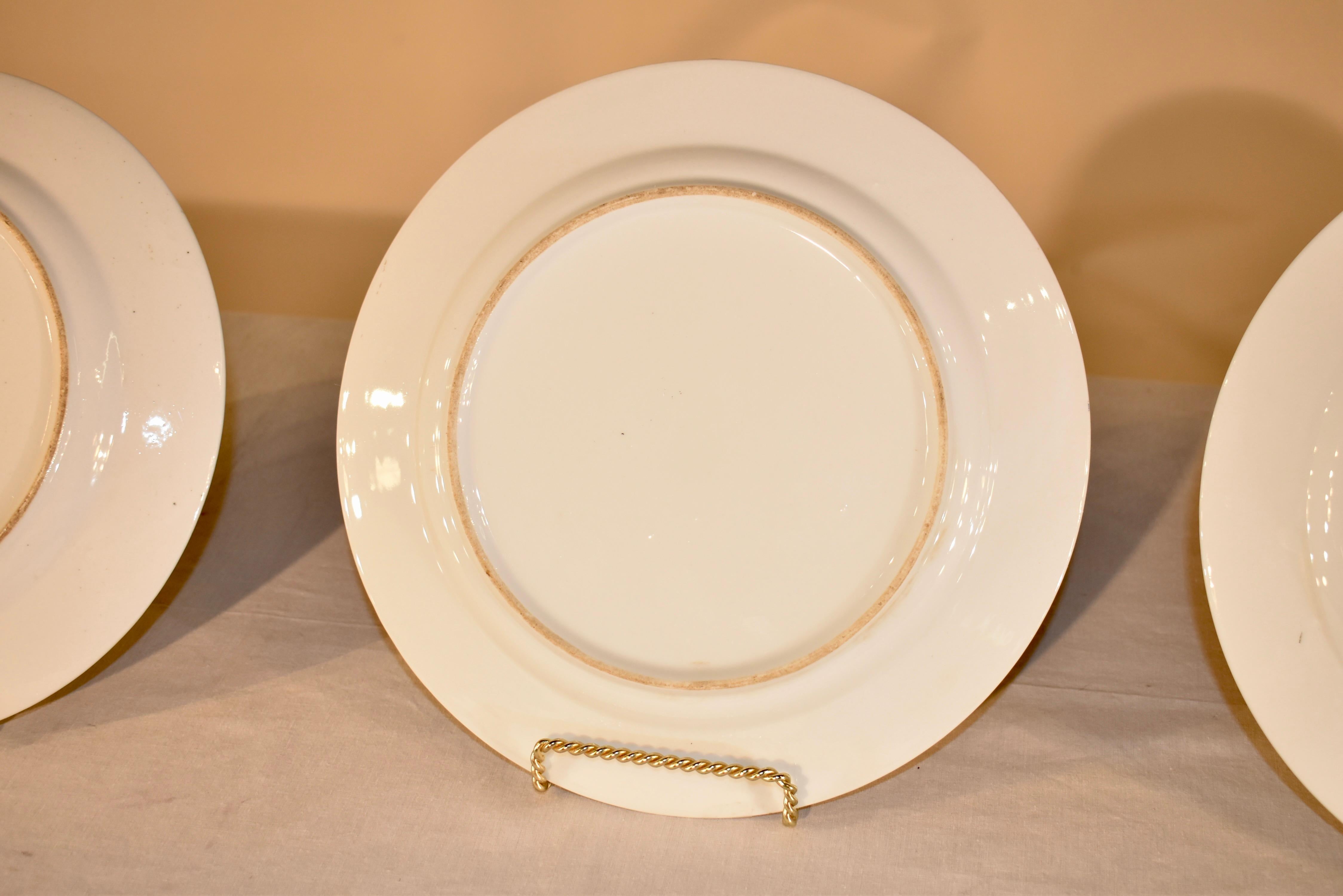 Set di tre piatti armoriali del XIX secolo in vendita 2