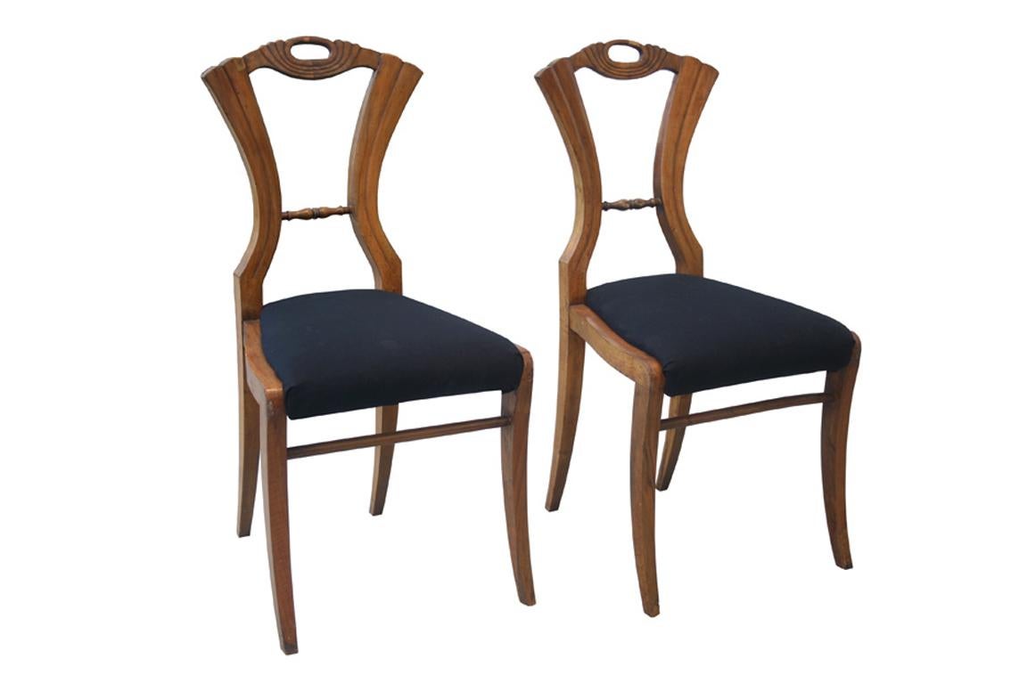 Autrichien Ensemble de trois chaises Biedermeier en noyer du XIXe siècle. Vienne, vers 1825. en vente