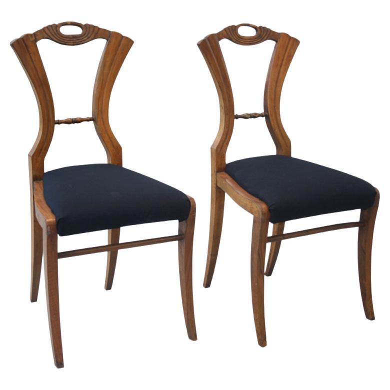 Ensemble de trois chaises Biedermeier en noyer du XIXe siècle. Vienne, vers 1825.