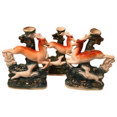 Set di tre vasi in ceramica Staffordshire inglese del XIX secolo in stile country