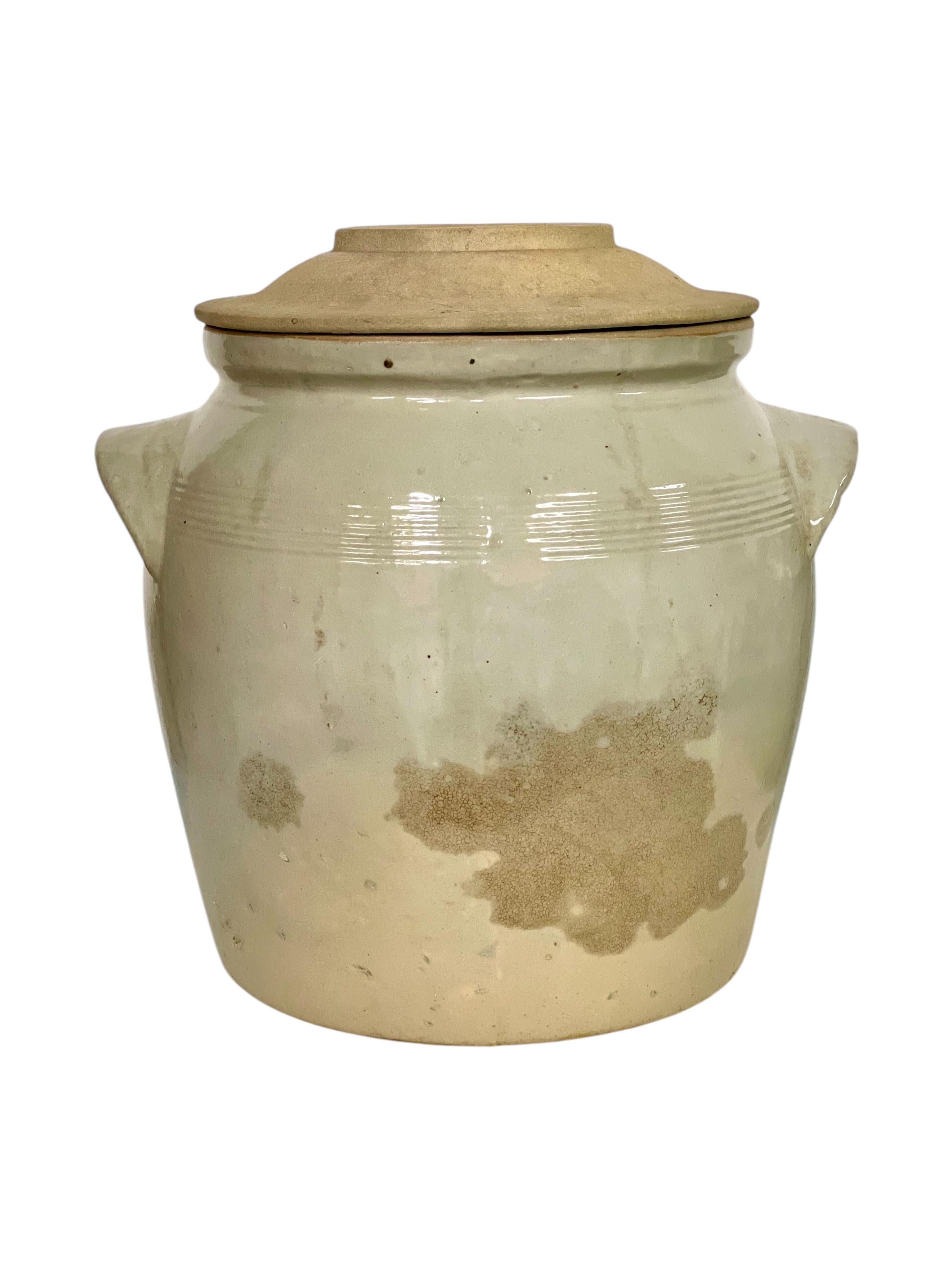 Questo affascinante set di tre vasi da confit francesi antichi è un esempio di eleganza rustica e di artigianato tradizionale. Realizzate in terracotta smaltata, queste giare risalgono al XIX secolo e venivano originariamente utilizzate nelle