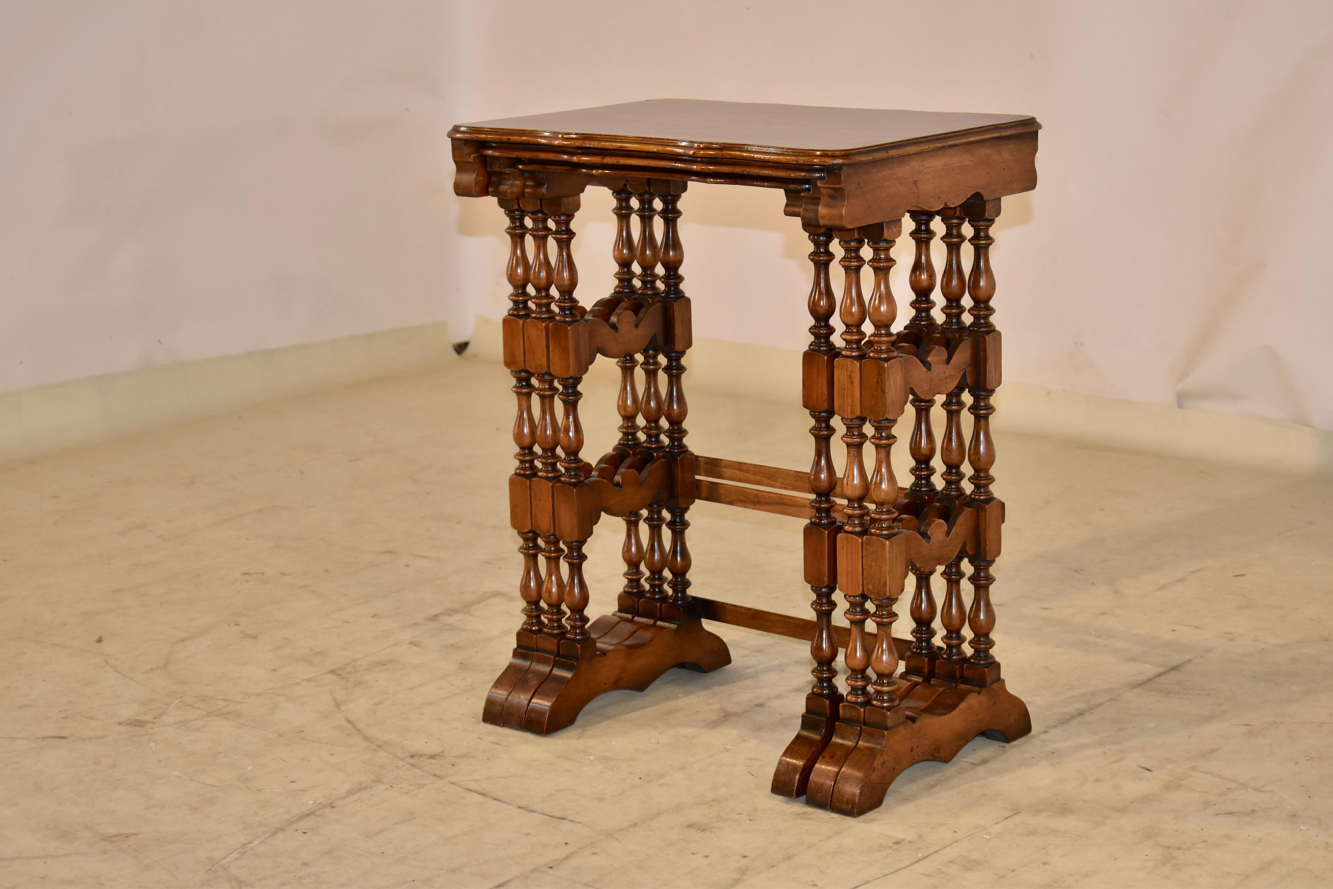 Ensemble de trois tables d'appoint gigognes du 19e siècle en vente 5