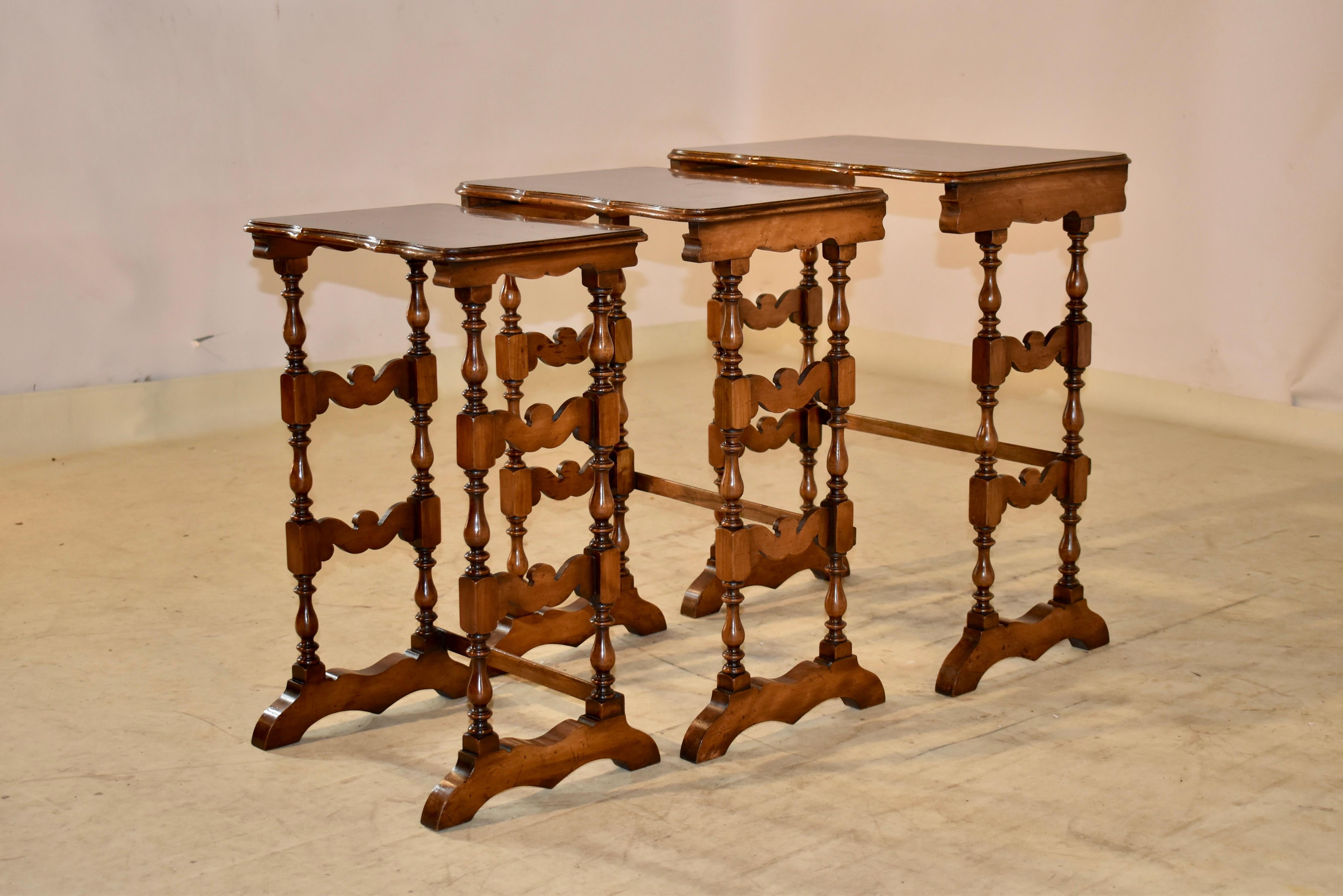 Victorien Ensemble de trois tables d'appoint gigognes du 19e siècle en vente