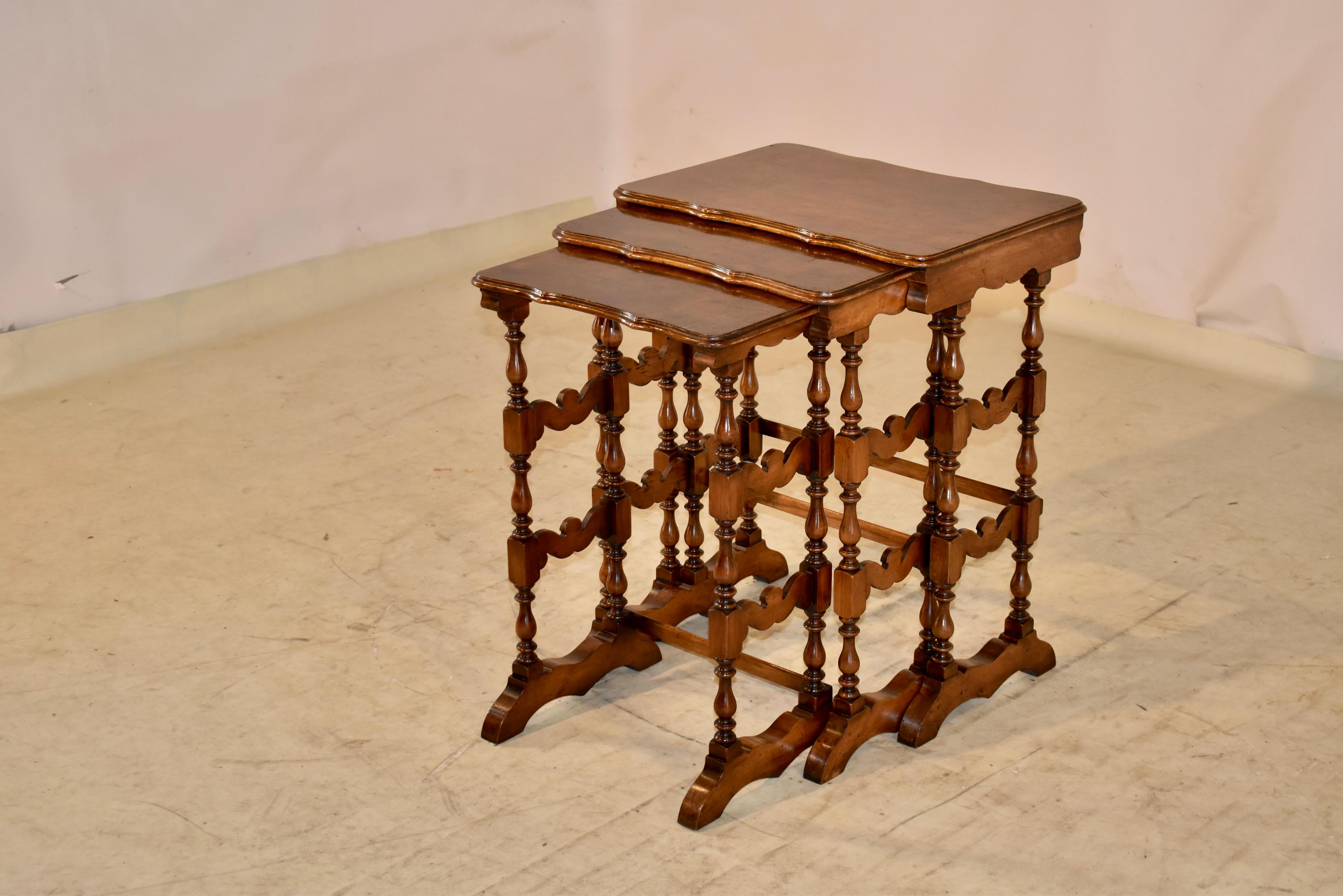 Noyer Ensemble de trois tables d'appoint gigognes du 19e siècle en vente
