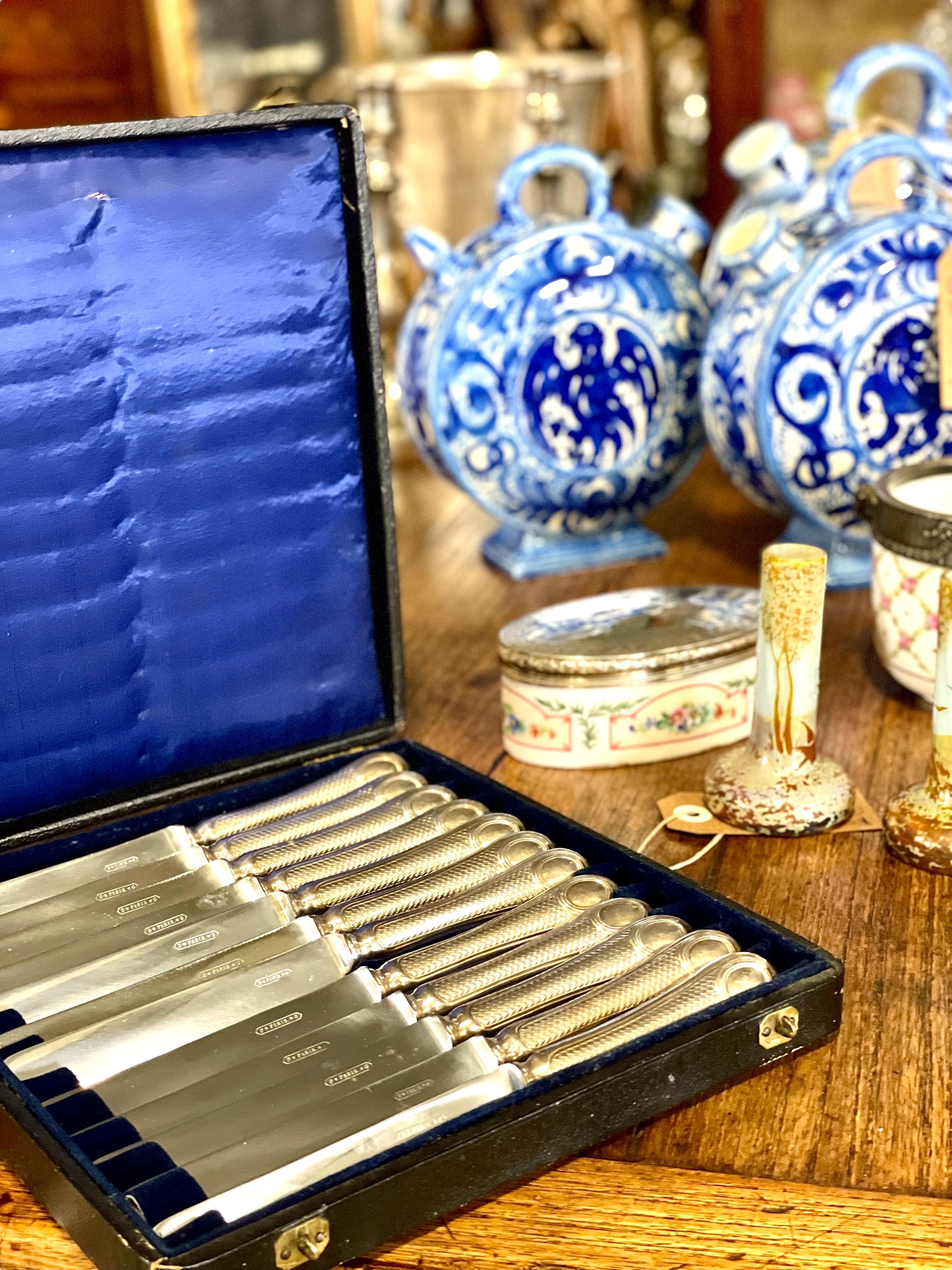 Français Ensemble de douze couteaux « Entremet » anciens en argent sterling du 19ème siècle en vente