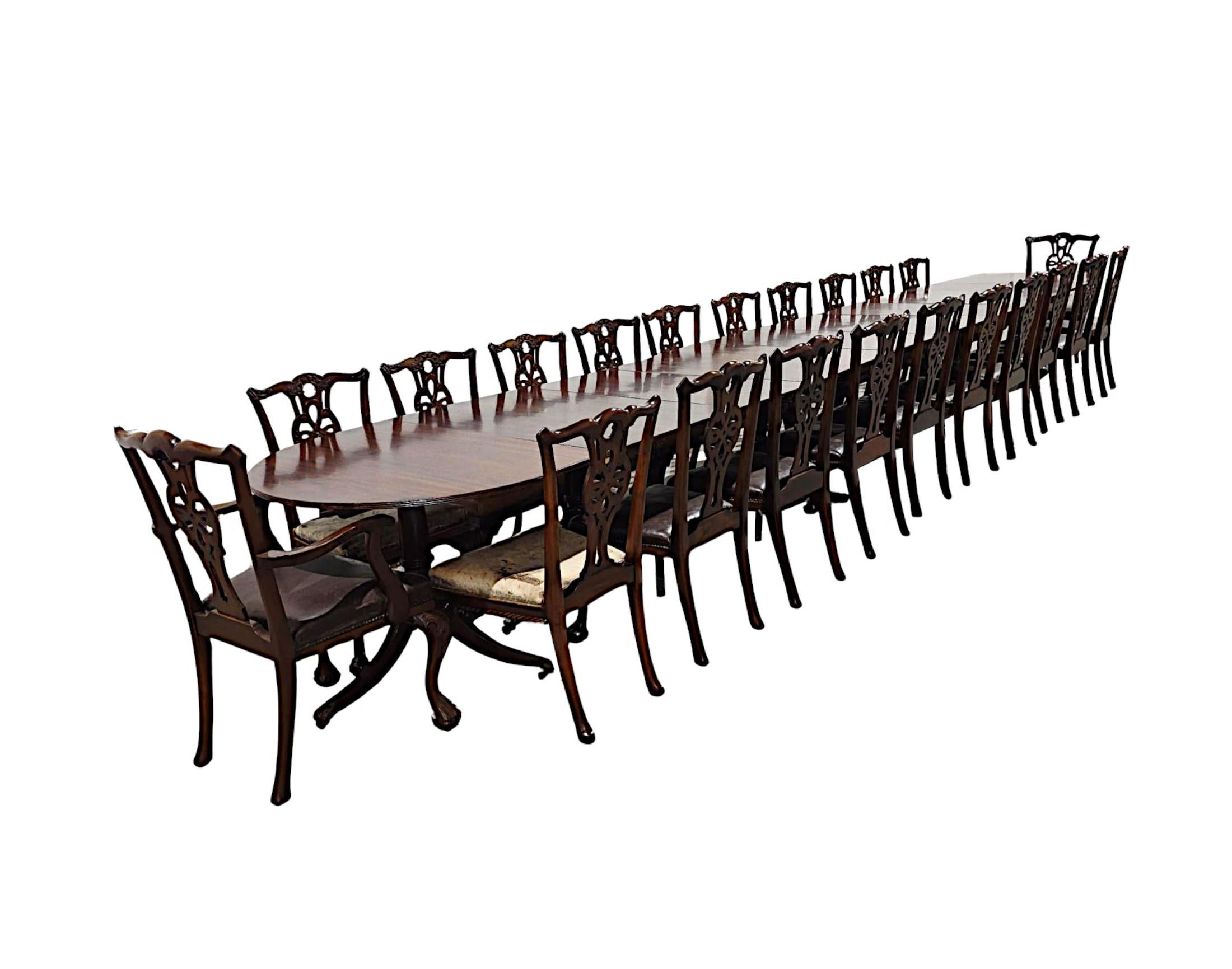 Rarísimo conjunto arlequinado irlandés del siglo XIX de veinticuatro sillas de comedor de caoba bien labrada, atribuido a 