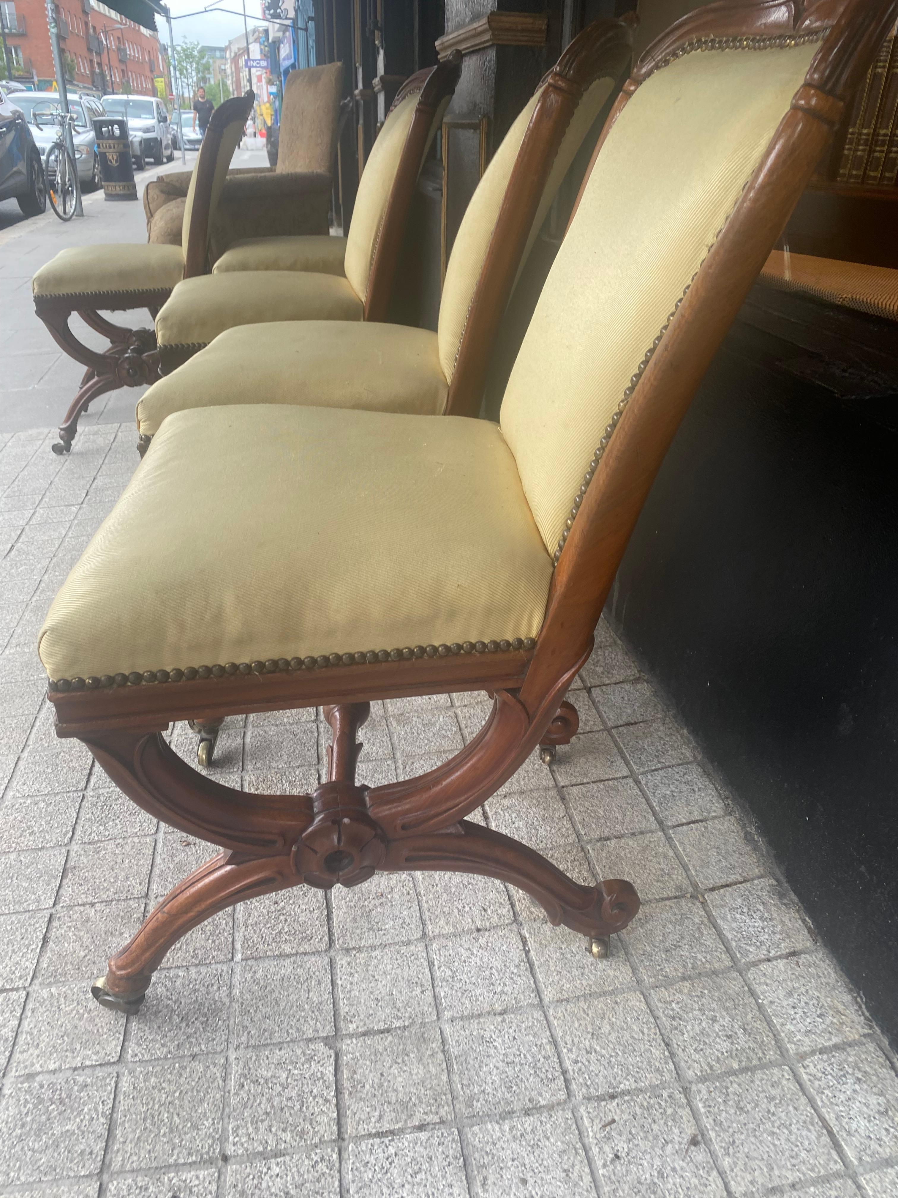 Tissu d'ameublement Ensemble de six chaises de salle à manger du 19ème siècle estampillé « Johnstone & Jeanes » en vente