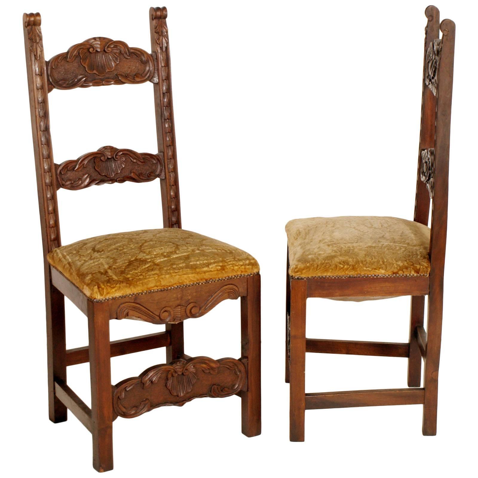 Fin du 19e siècle, ensemble de six chaises Renaissance en noyer sculpté à la main, assise à ressorts garnie de velours ocre. Les chaises sont encore utilisables. Leur restauration, avec une nouvelle sellerie, coûte 900 US $.

Mesures en cm : H