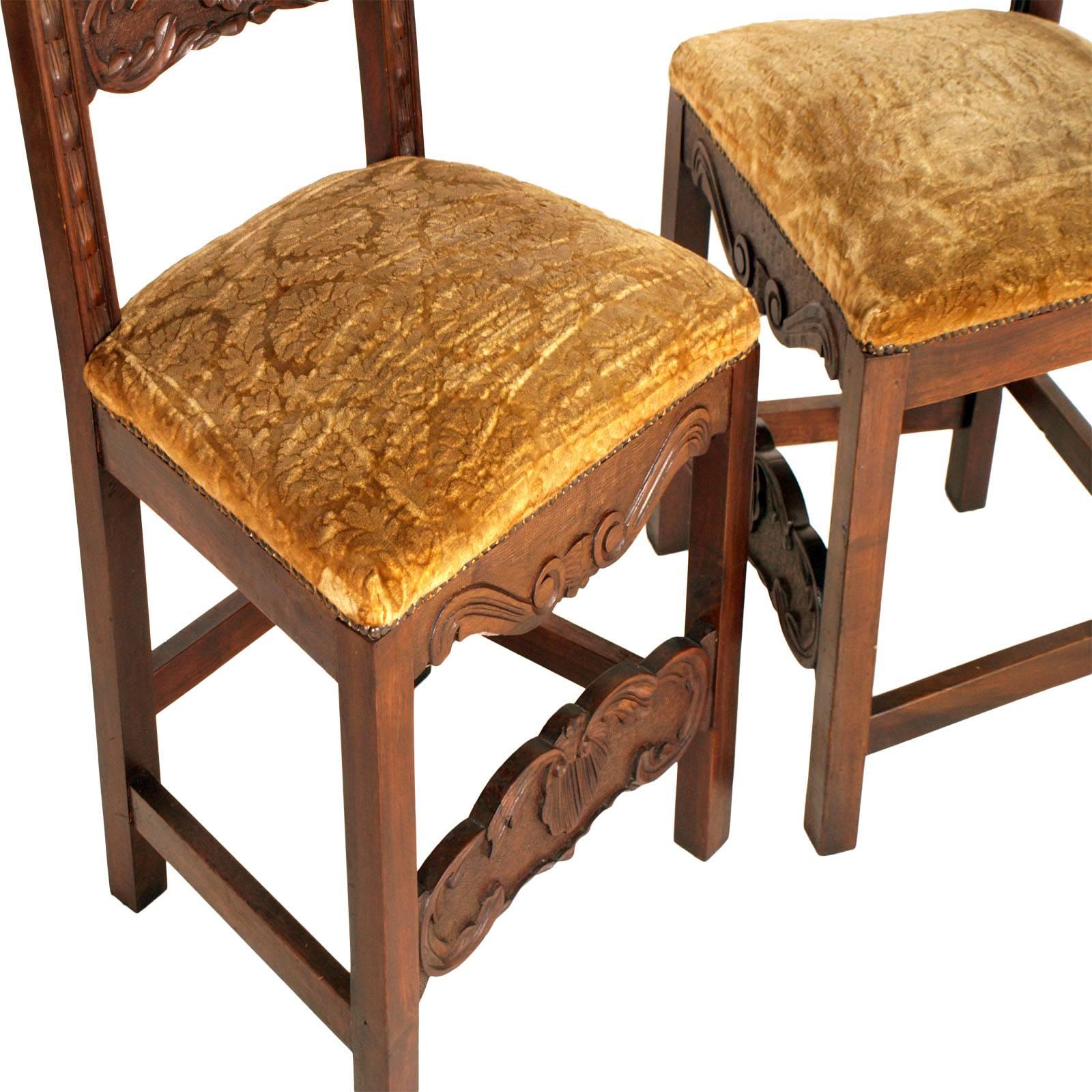 Velours Ensemble de six chaises Renaissance du 19e siècle en noyer sculpté à la main, assise à ressort en vente