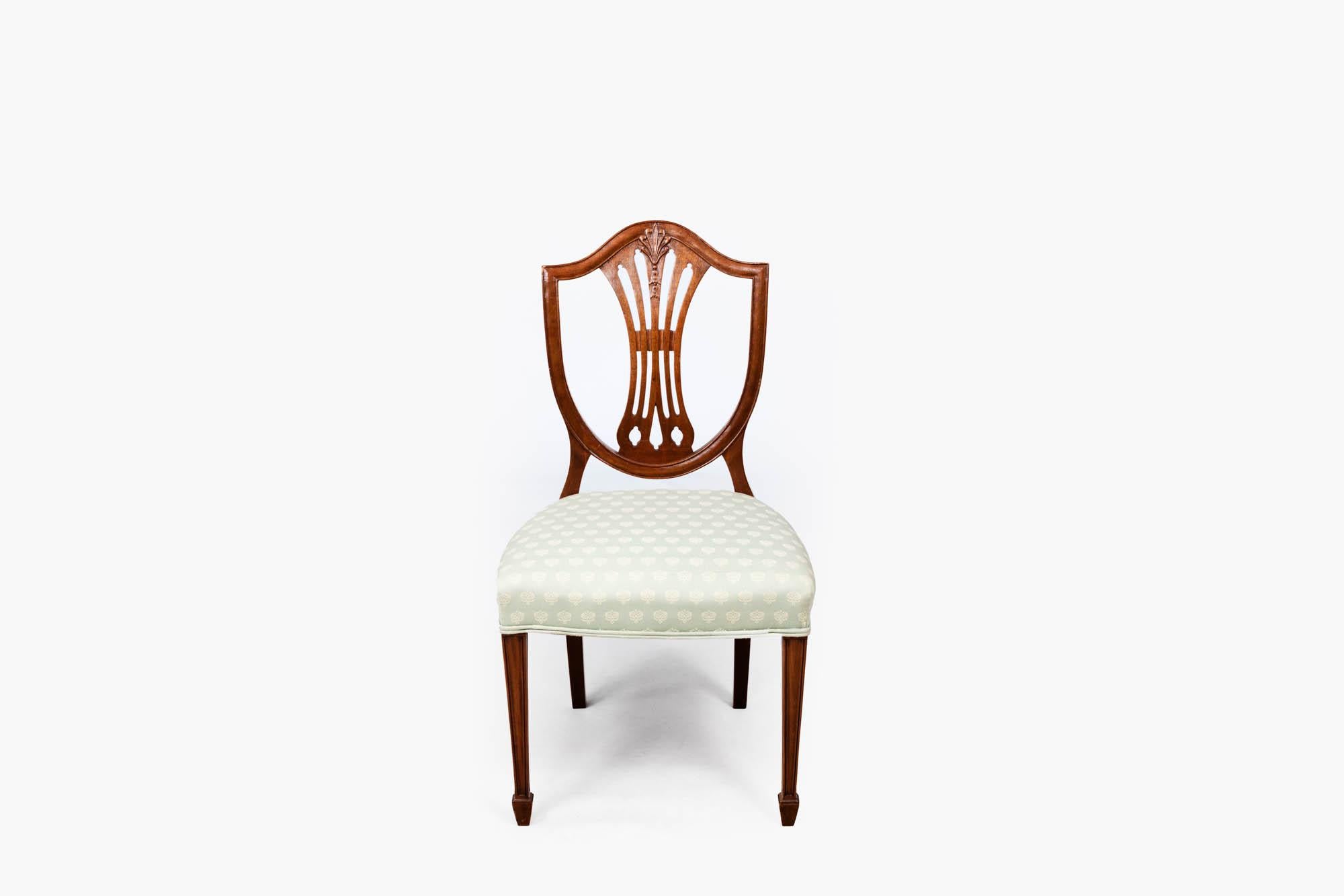 Hepplewhite Set di dieci sedie da pranzo con schienale a scudo del XIX secolo in vendita