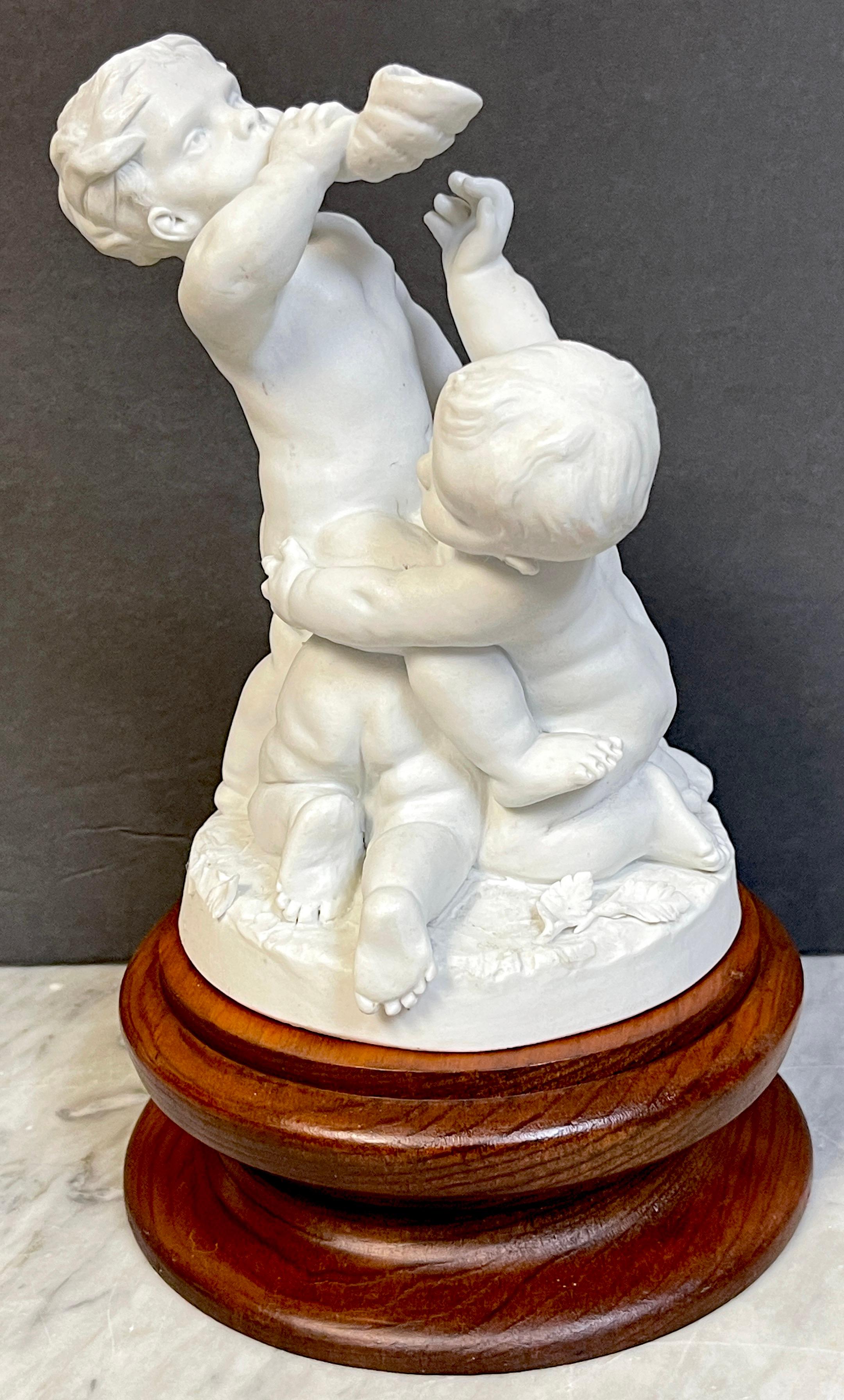 Gruppo di biscotti di Sevres del XIX secolo con tre putti che si divertono in vendita 3