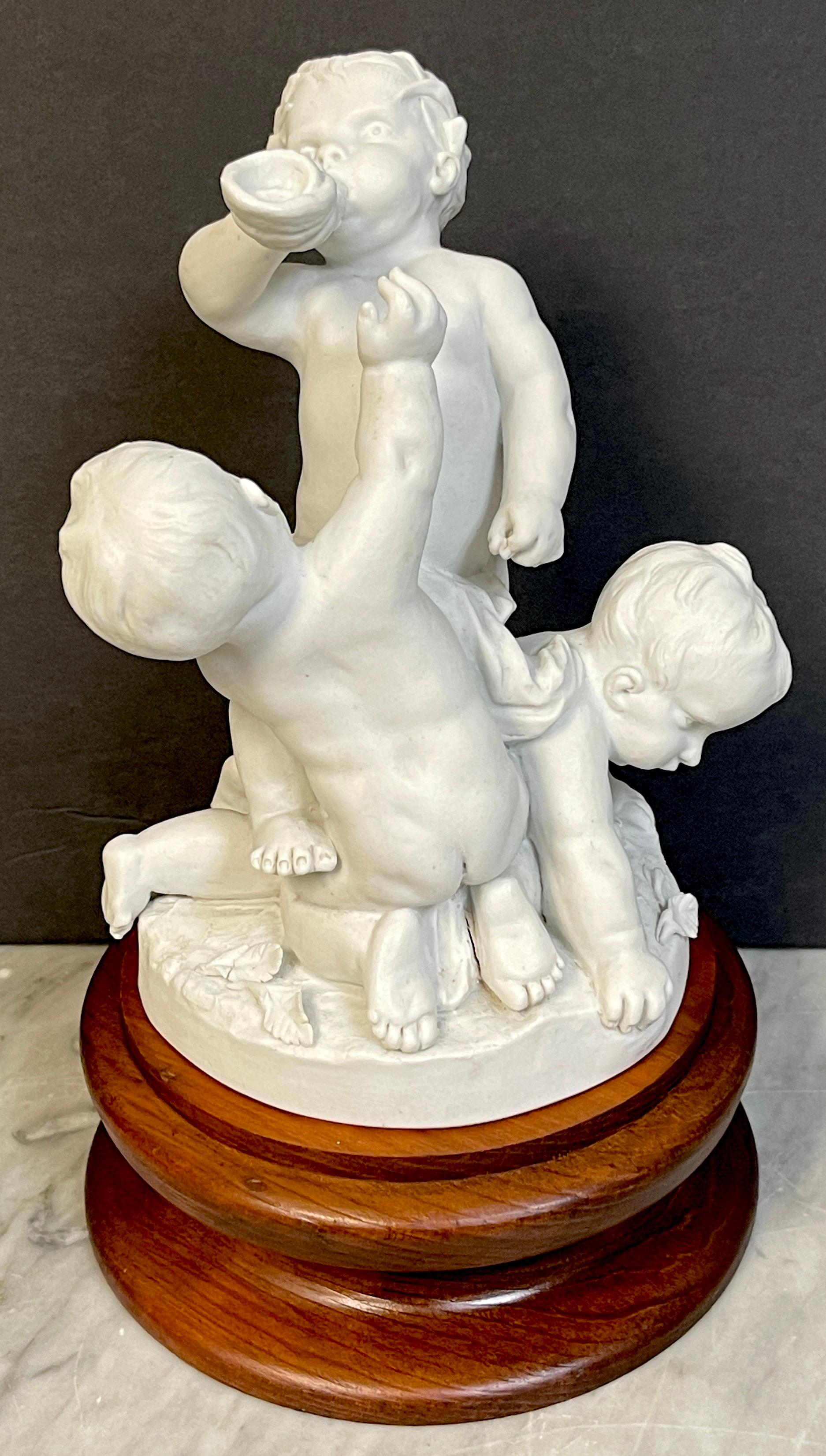 Gruppo di biscotti di Sevres del XIX secolo con tre putto che si divertono 
Francia, data di stampa 1884

Splendido esempio di porcellana biscuit di Sevres del XIX secolo nello stile settecentesco di Luigi XVI, realizzato nel 1884. Questo