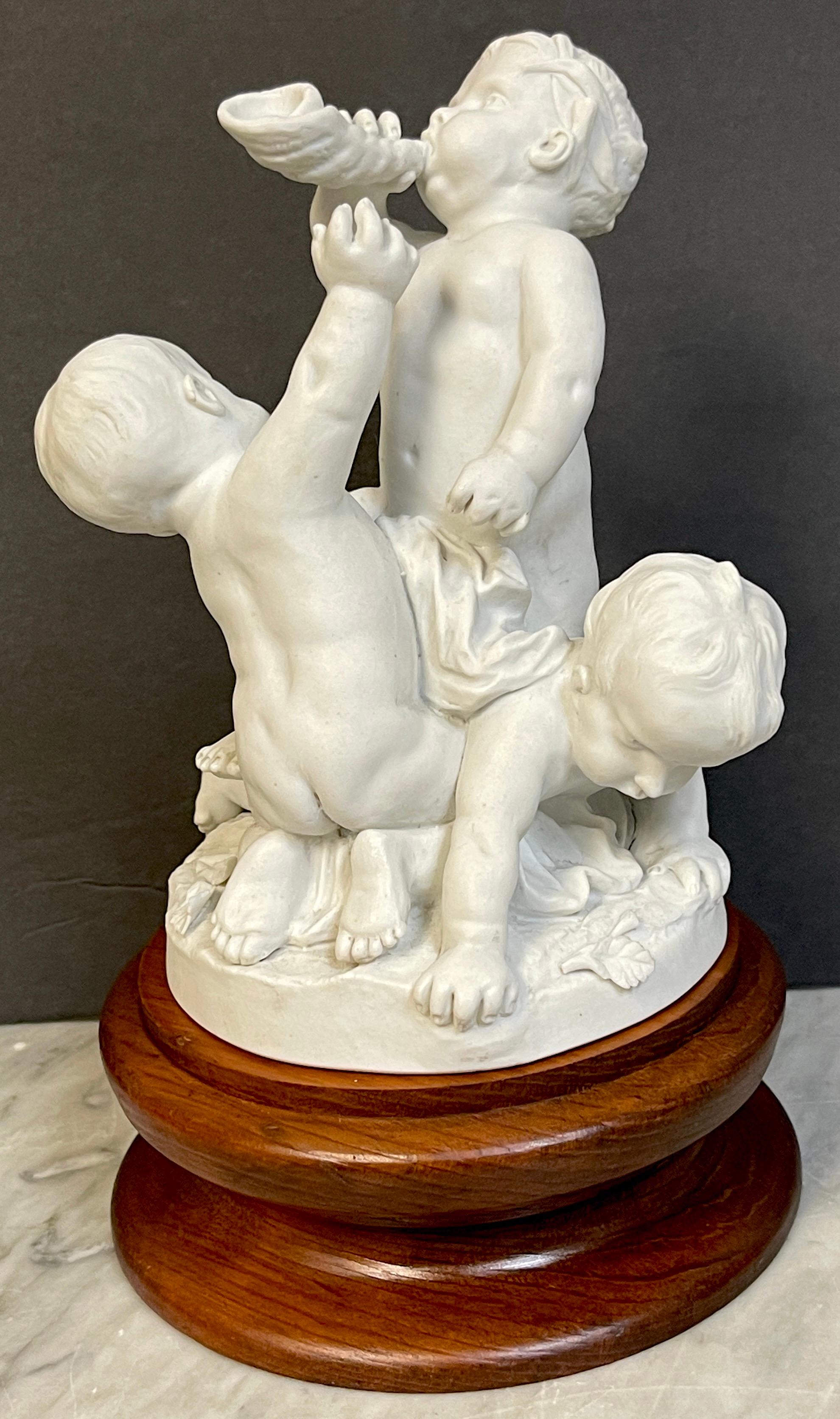 Luigi XVI Gruppo di biscotti di Sevres del XIX secolo con tre putti che si divertono in vendita