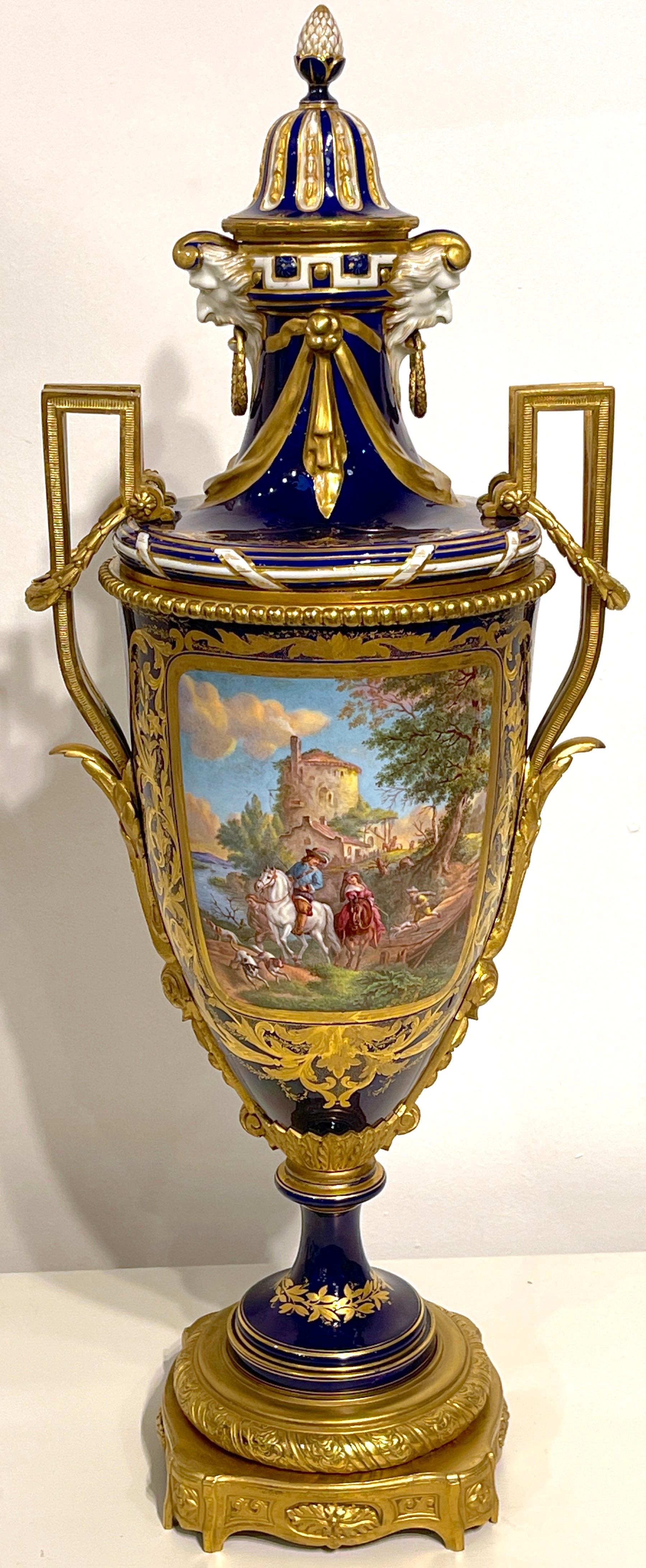 Vase et couvercle à scène de chasse Louis XIII en cobalt et bronze doré, Sèvres, 19e siècle 
France, vers 1880-1900
D'une hauteur de 32 pouces, cette magnifique urne en porcelaine très détaillée est accompagnée de son couvercle doré à motif
