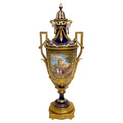 Vase et couvercle à scène de chasse Louis XIII en cobalt et bronze doré, Sèvres, 19e siècle