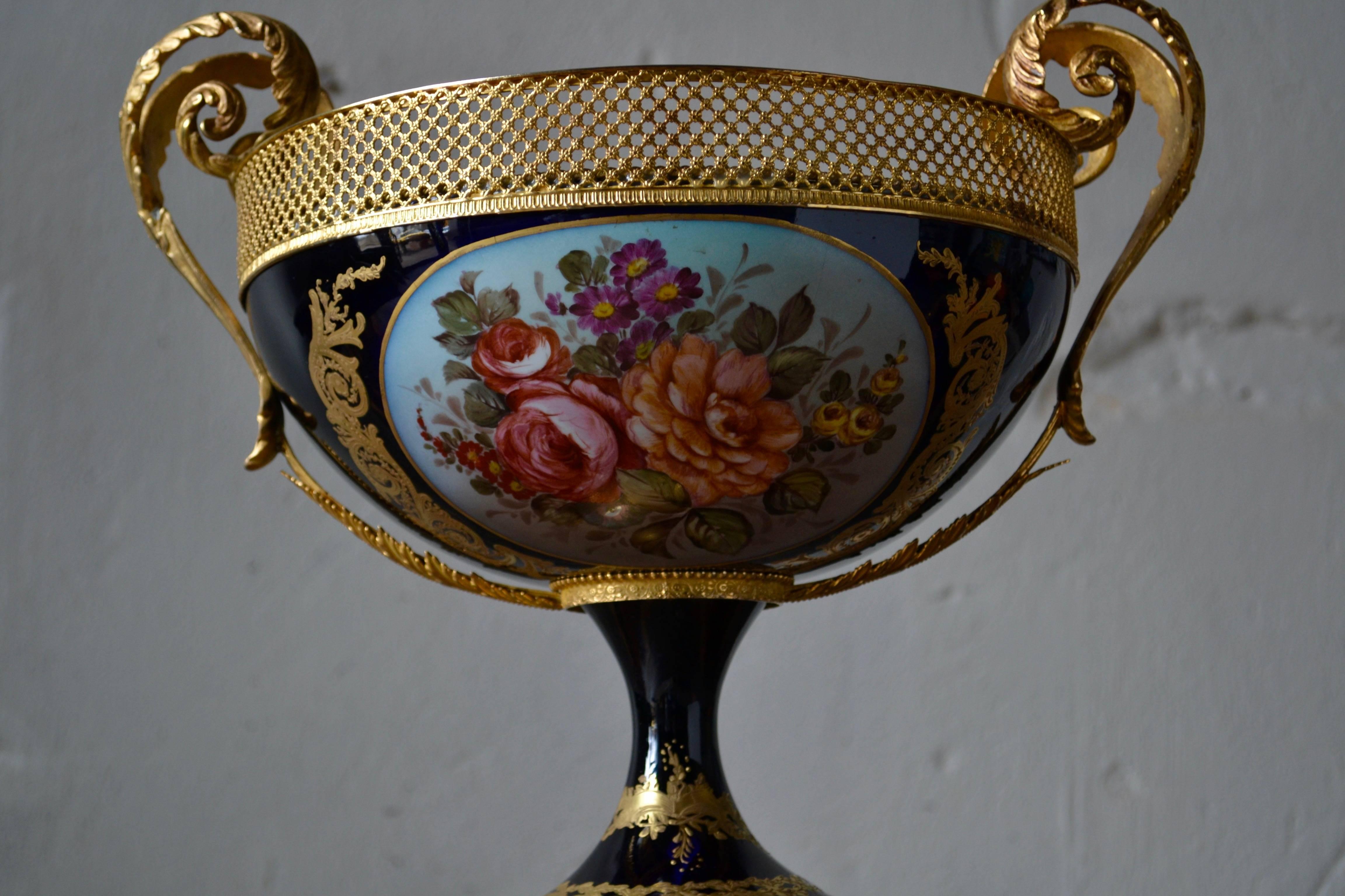 19th Century Sèvres French Hand-Painted Porcelain Jardiniére with Bronze Mounts In Excellent Condition For Sale In Helsingborg, SE
