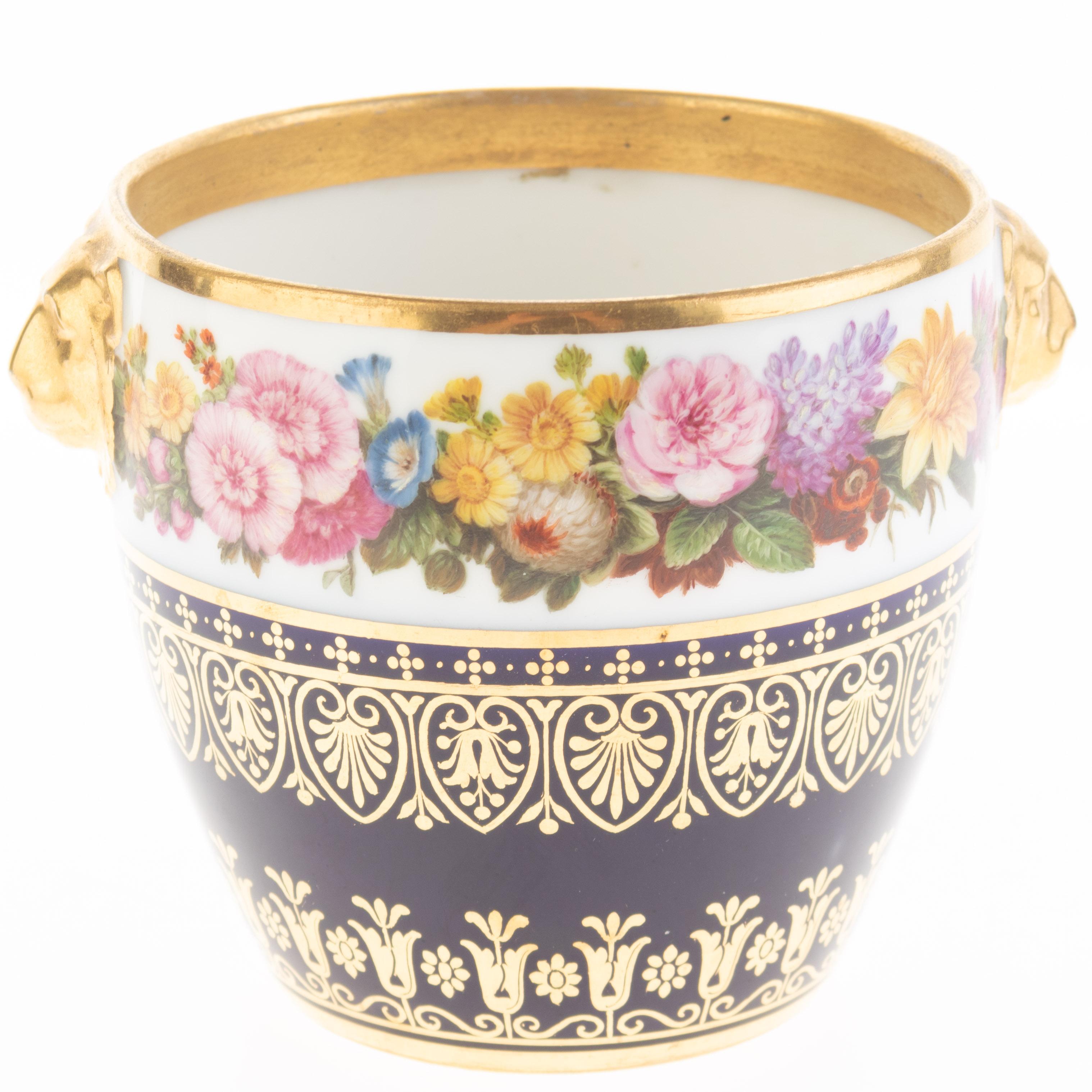 Dieser exquisite Übertopf aus Sèvres-Porzellan aus dem 19. Jahrhundert zeigt die raffinierte Kunstfertigkeit und luxuriöse Handwerkskunst, für die die Manufaktur in Sèvres berühmt ist. Wunderschön handgemalte Blumengirlanden umgeben den Körper und