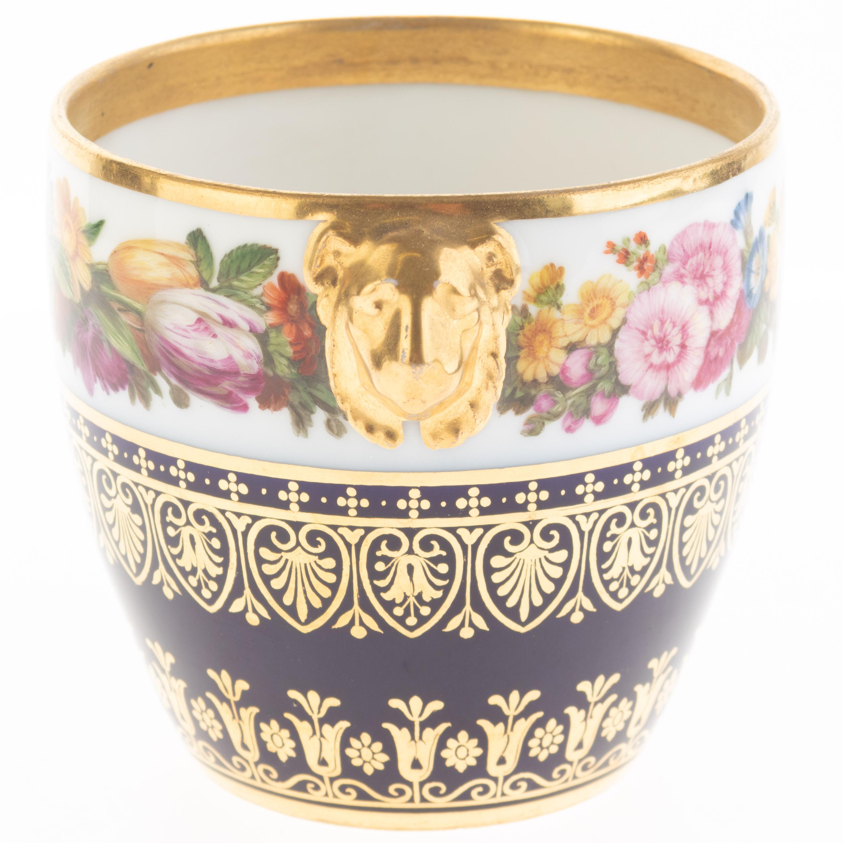 Sèvres Übertopf aus vergoldetem Porzellan des 19. Jahrhunderts mit Blumengirlande und Löwenmasken (Handbemalt) im Angebot