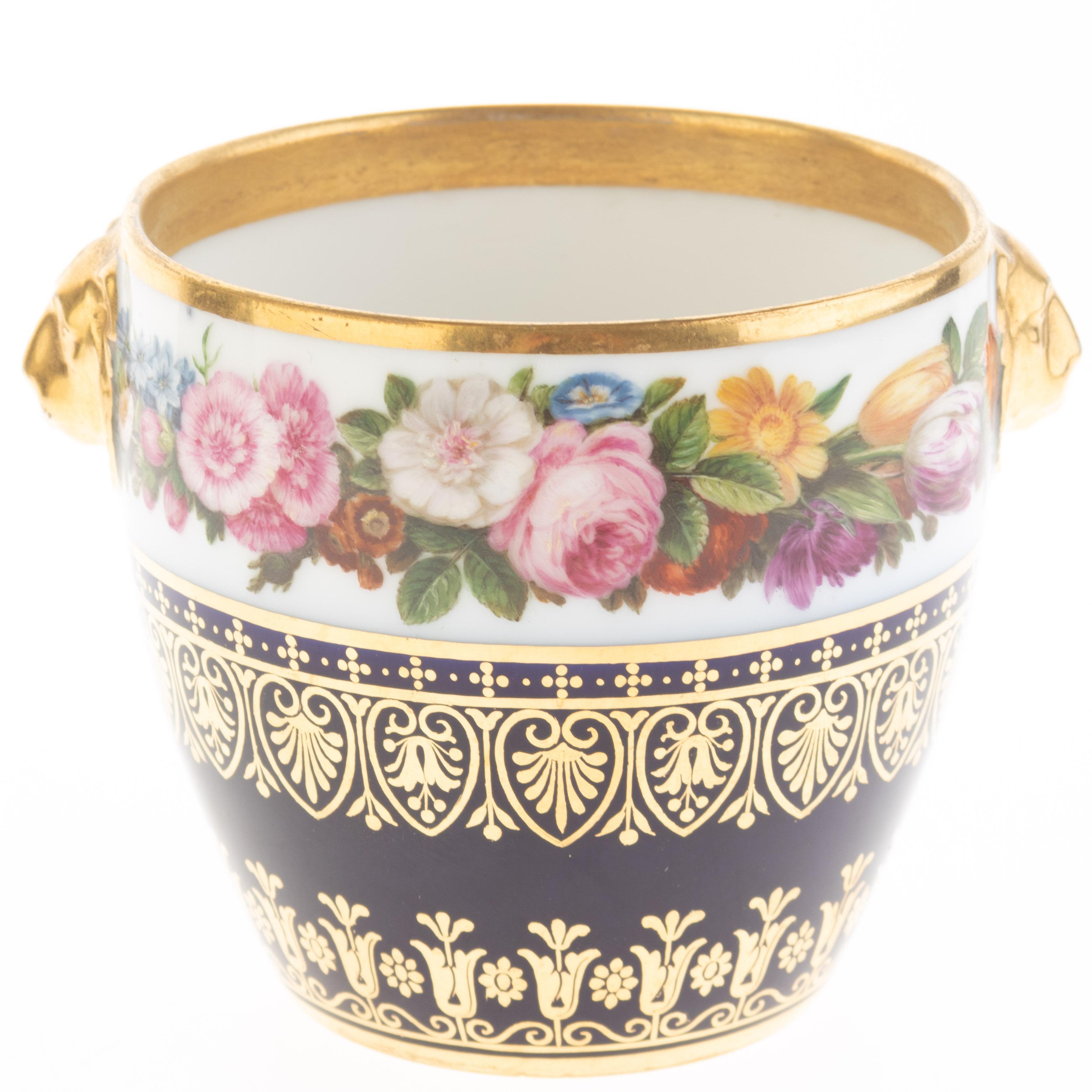 Sèvres Übertopf aus vergoldetem Porzellan des 19. Jahrhunderts mit Blumengirlande und Löwenmasken im Zustand „Hervorragend“ im Angebot in Nottingham, GB