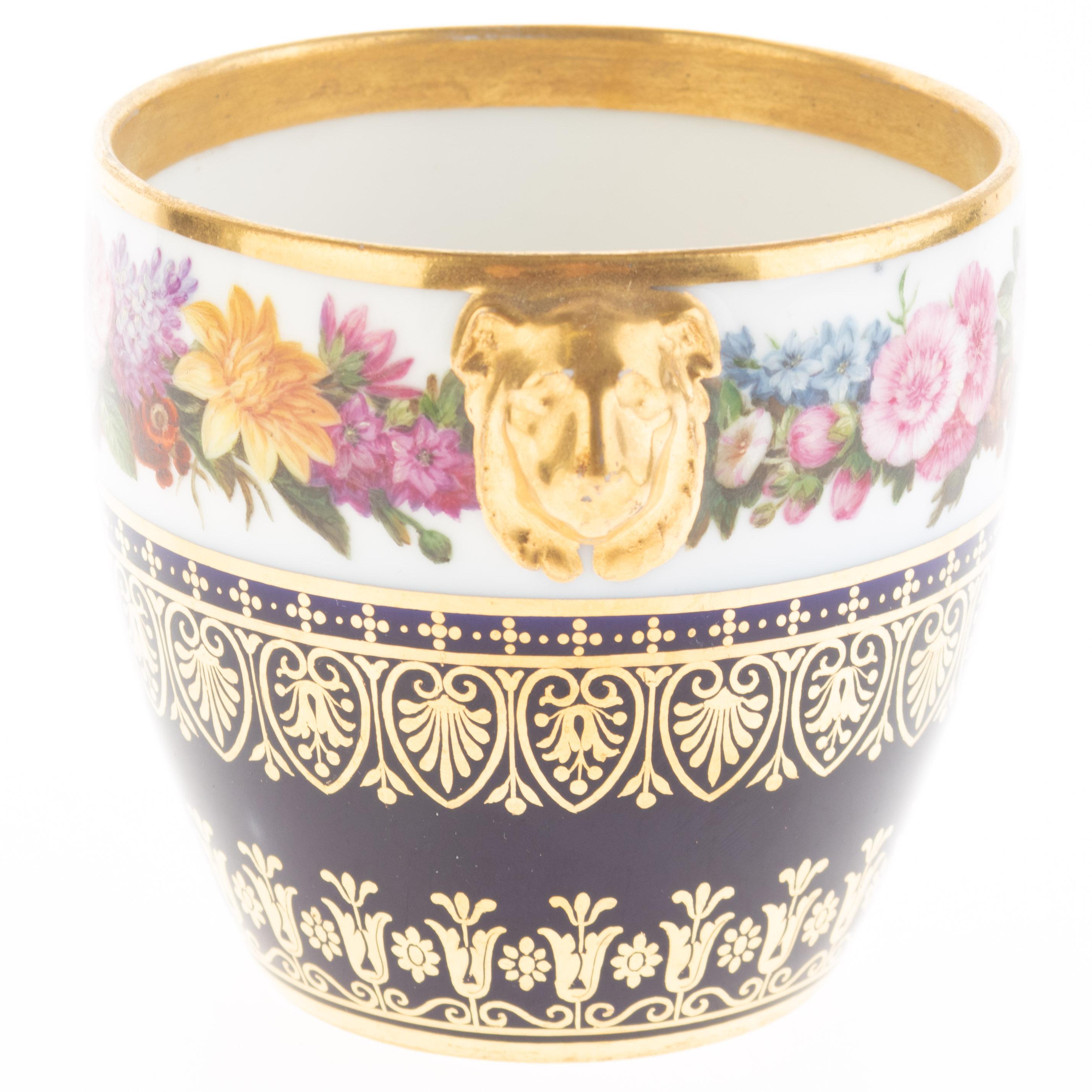 Sèvres Übertopf aus vergoldetem Porzellan des 19. Jahrhunderts mit Blumengirlande und Löwenmasken im Angebot 1