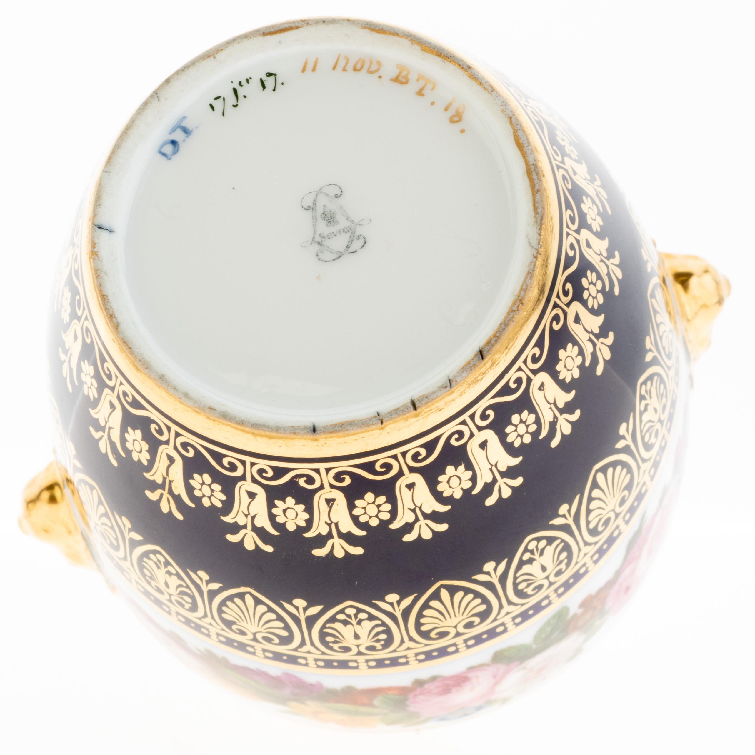 Sèvres Übertopf aus vergoldetem Porzellan des 19. Jahrhunderts mit Blumengirlande und Löwenmasken im Angebot 2