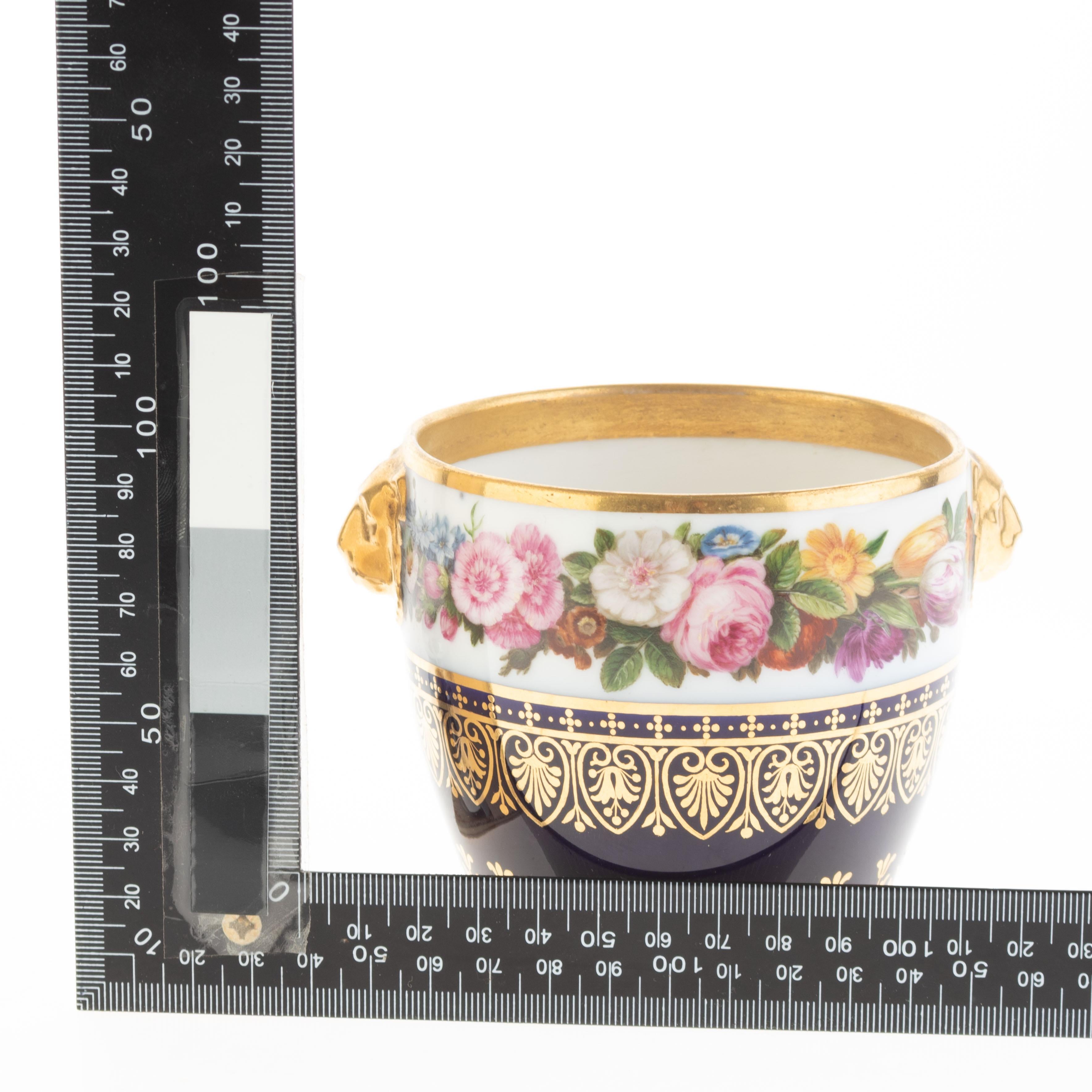 Sèvres Übertopf aus vergoldetem Porzellan des 19. Jahrhunderts mit Blumengirlande und Löwenmasken im Angebot 3