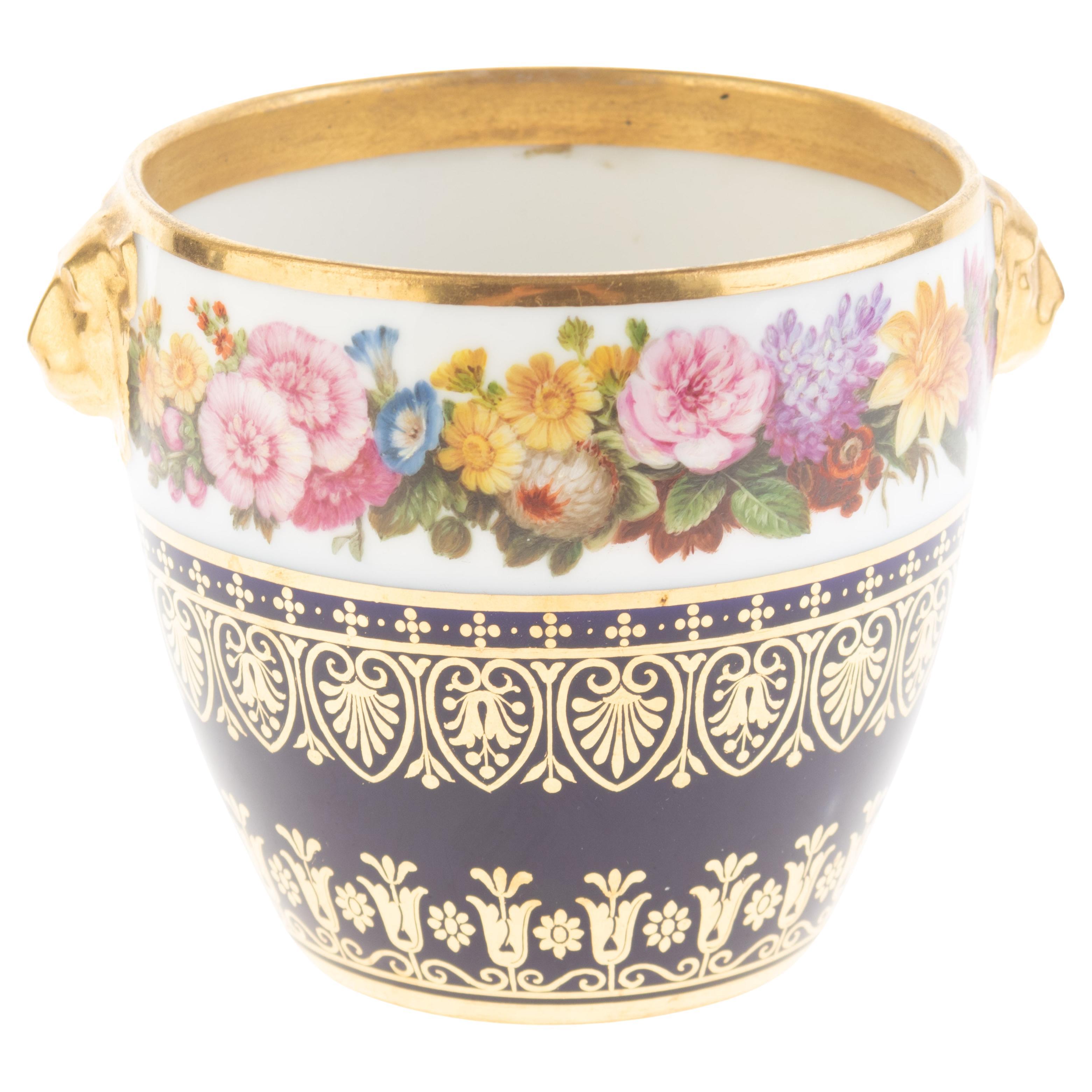 Sèvres Übertopf aus vergoldetem Porzellan des 19. Jahrhunderts mit Blumengirlande und Löwenmasken im Angebot