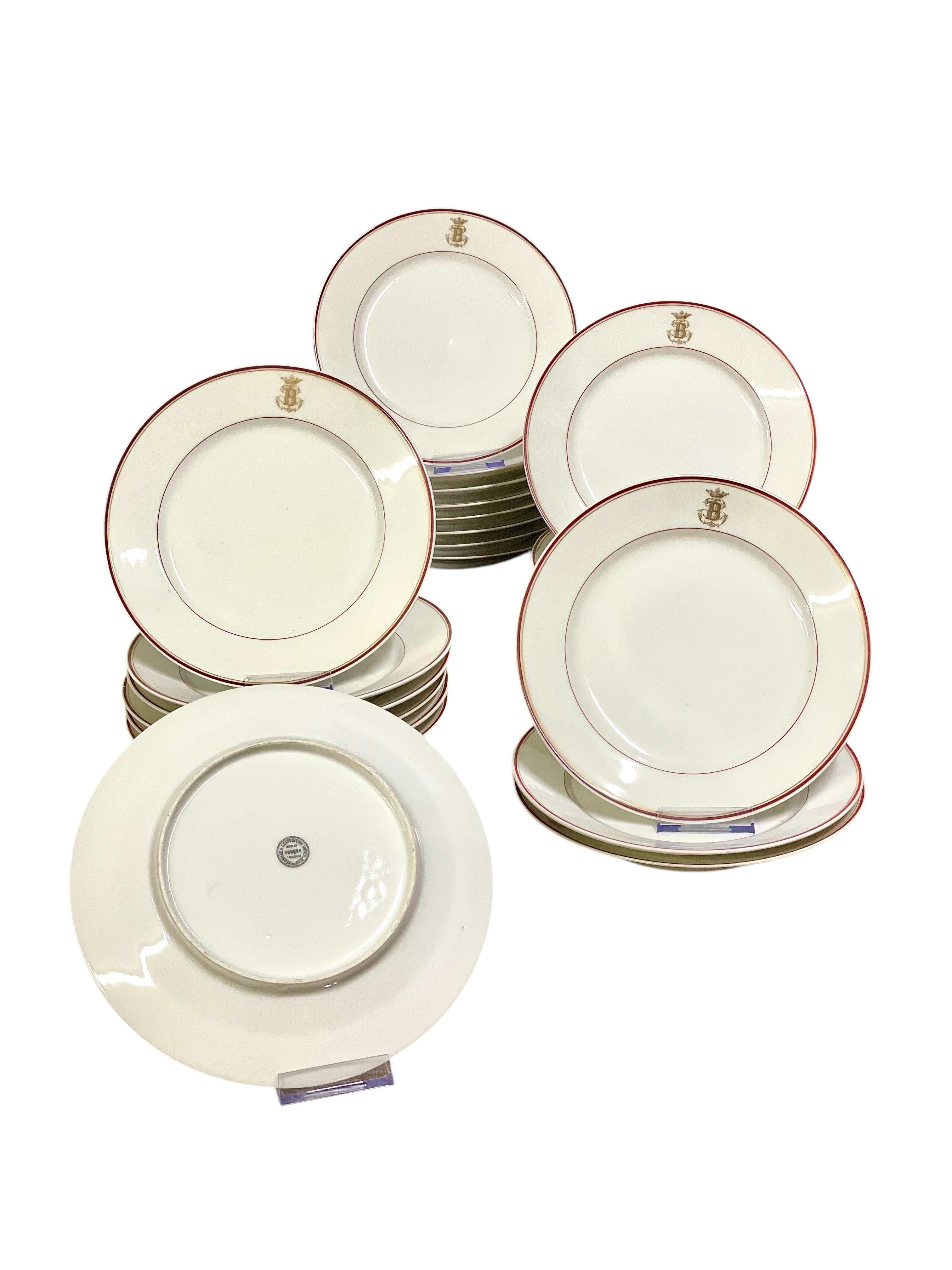 Dieses exquisite 52-teilige Tafelservice aus Porzellan, das im 19. Jahrhundert in Sèvres hergestellt wurde, ist ein Beispiel für die raffinierte Kunstfertigkeit und das Erbe des französischen Porzellans. Jedes Stück hat einen handbemalten