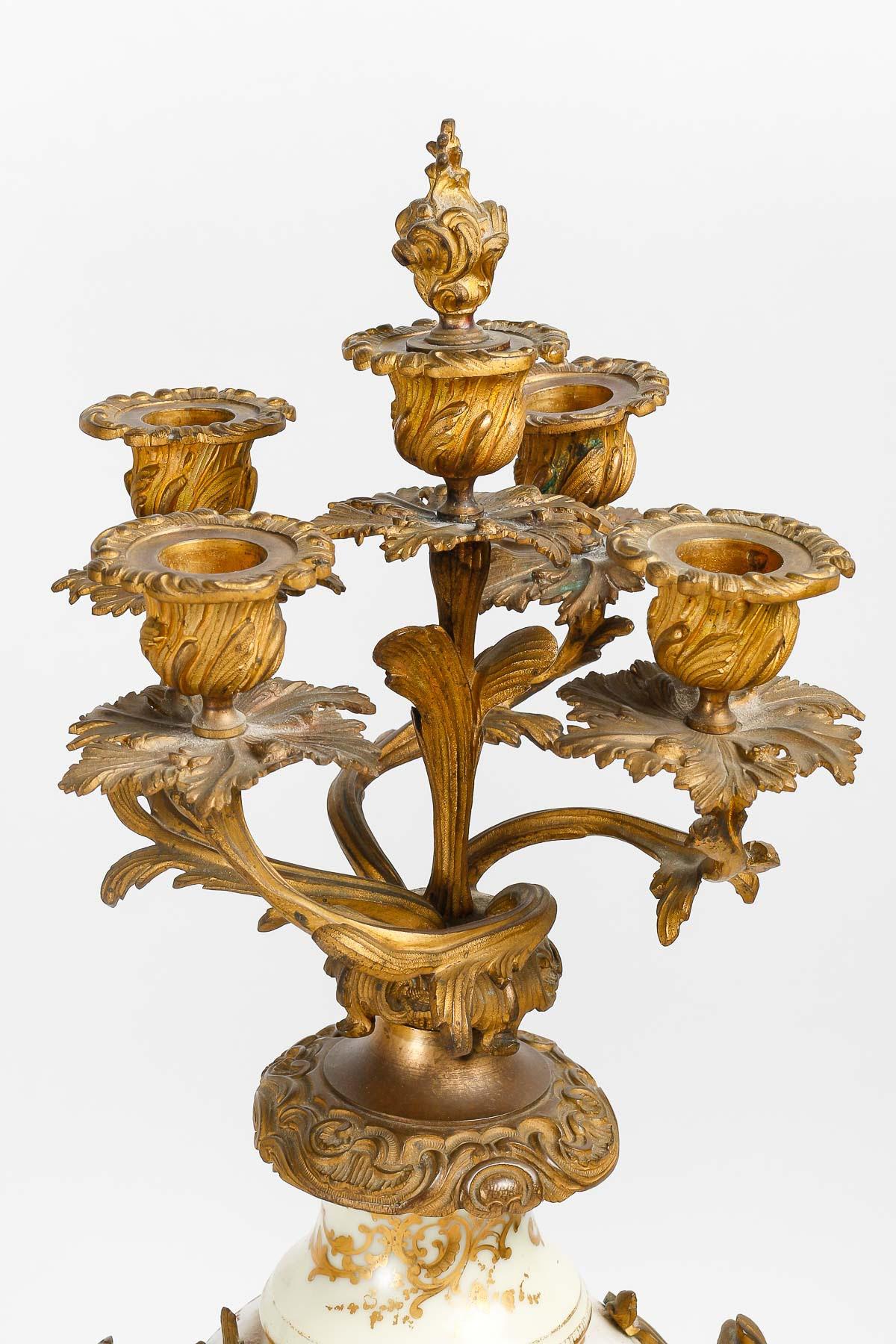 Français Garniture de cheminée en porcelaine de Sèvres du XIXe siècle. en vente