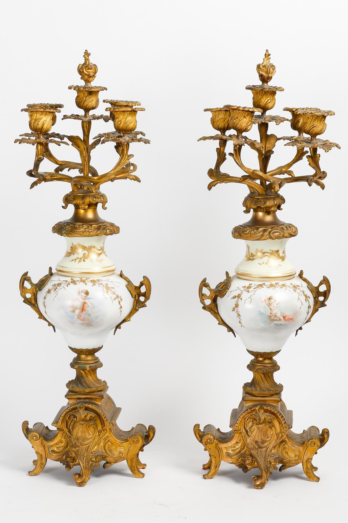 Porcelaine Garniture de cheminée en porcelaine de Sèvres du XIXe siècle. en vente