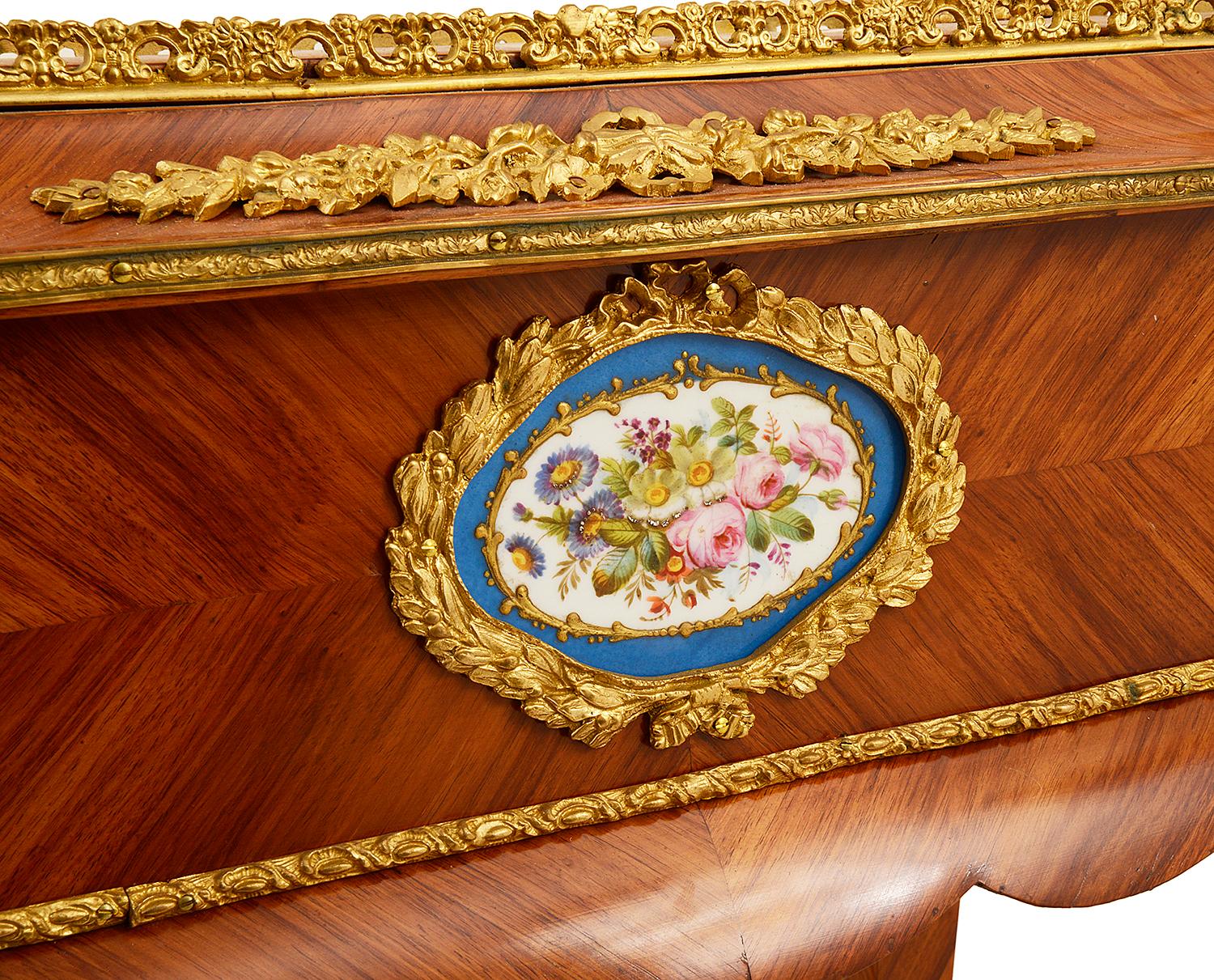 französischer Kingwood-Tisch / Jardiniere aus dem 19. Jahrhundert, mit vergoldeten Ormolu-Formen und Beschlägen. Der Deckel lässt sich hochklappen und gibt ein Fach für Pflanzen, Blumen oder als Celleret (Weinflaschen usw.) frei. Porzellanplatten im